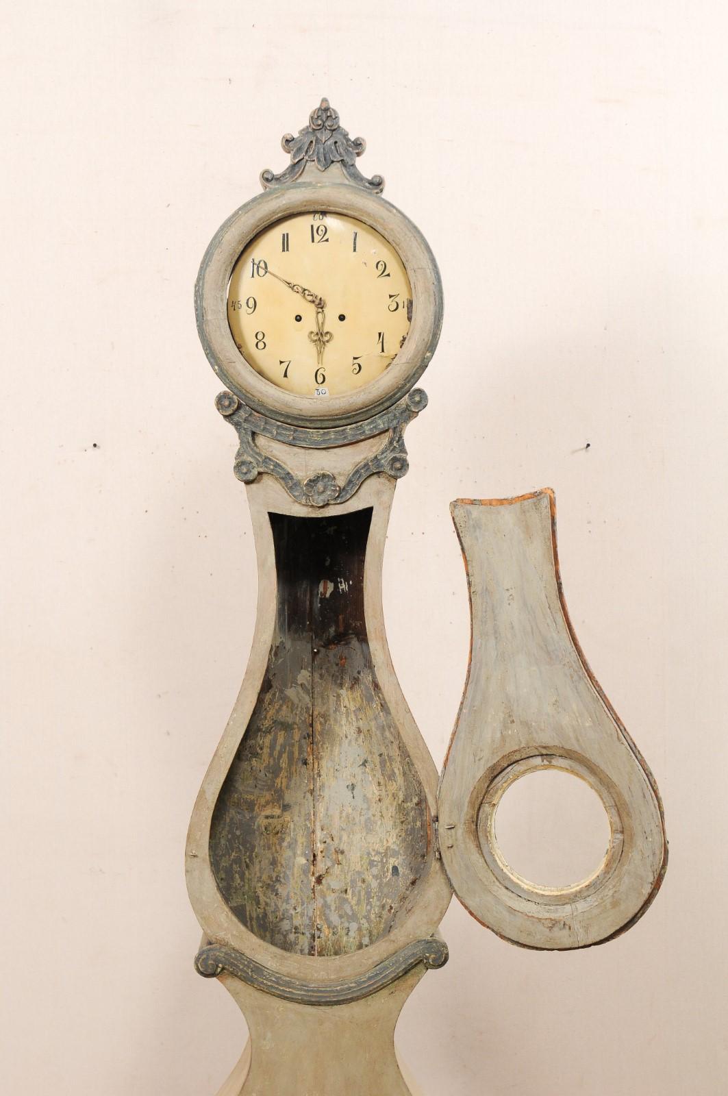 Reloj de pie sueco del siglo XIX de madera pintada Fryksdahl con cresta tallada en Bueno estado para la venta en Atlanta, GA