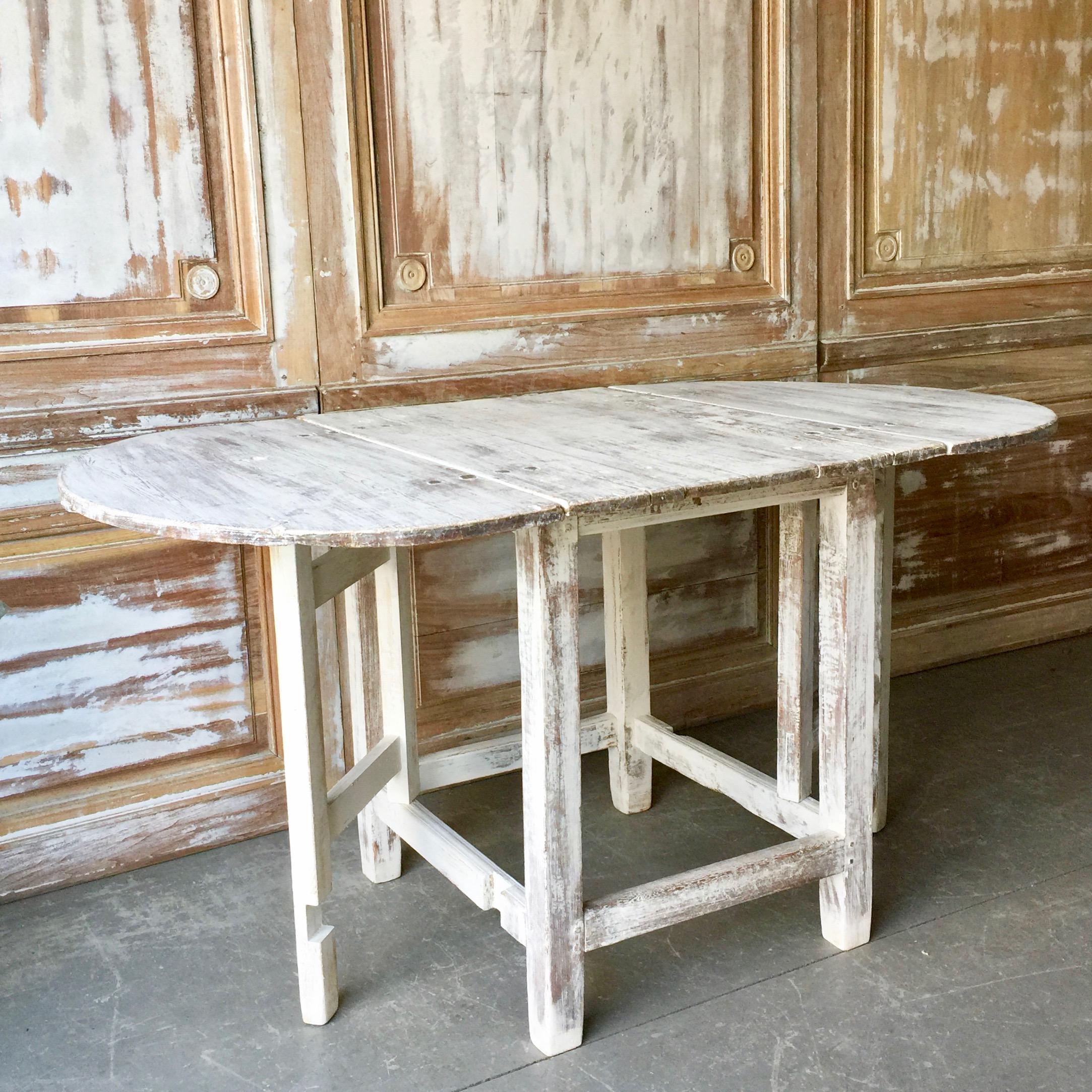 Charming 19th century Swedish painted pine gateleg table with rounded drop-leaves.
Practical for use as a table or with one or both leaves folded down use as a console table.
Each drop-leaf is 18