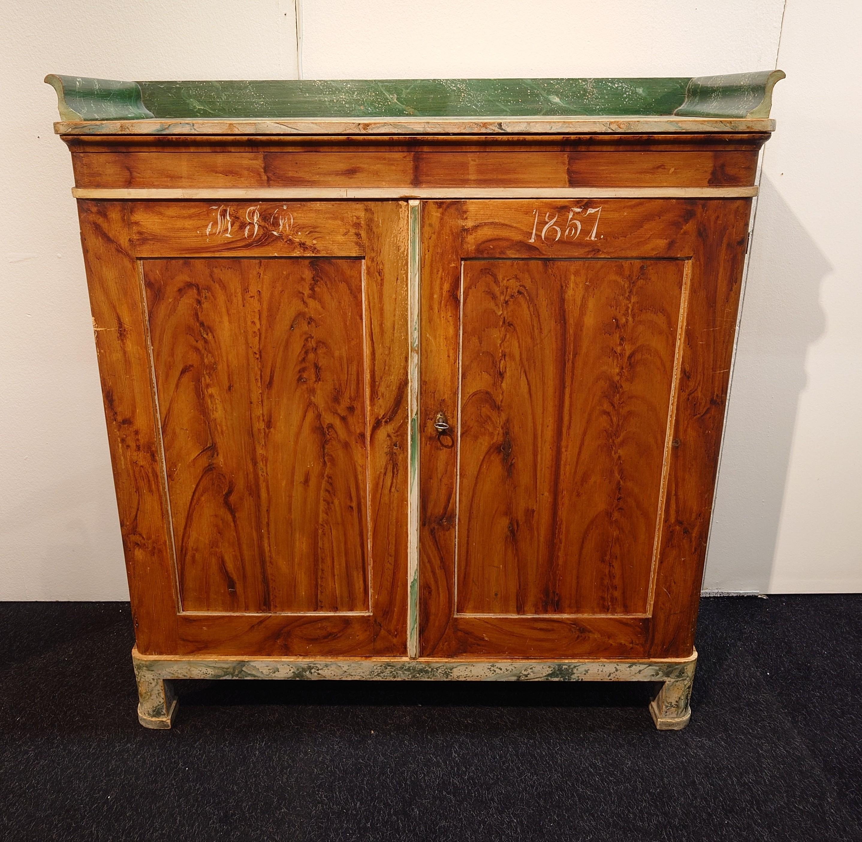  Milieu du 19e siècle  Buffet peint original intact du Jämtland, Suède,   avec Monogramme  & daté de 1857 sur les portes.
Buffet très rustique et charmant avec une belle peinture d'origine. Dessus et pieds peints en marbre vert.
L'intérieur est bien