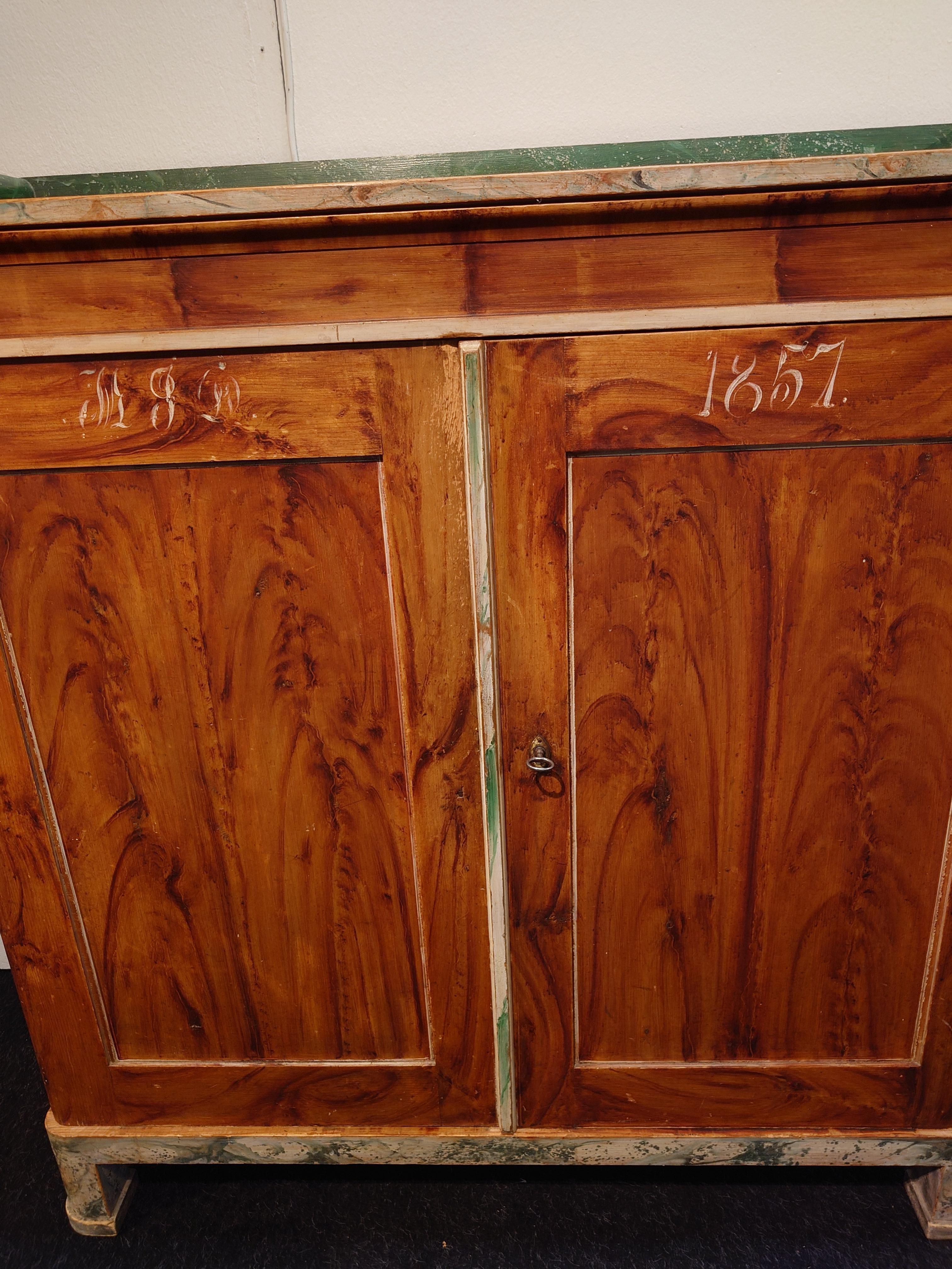 Artisanat authentique suédois du 19ème siècle  Buffet d'art populaire datant de 1857 avec peinture d'origine en vente