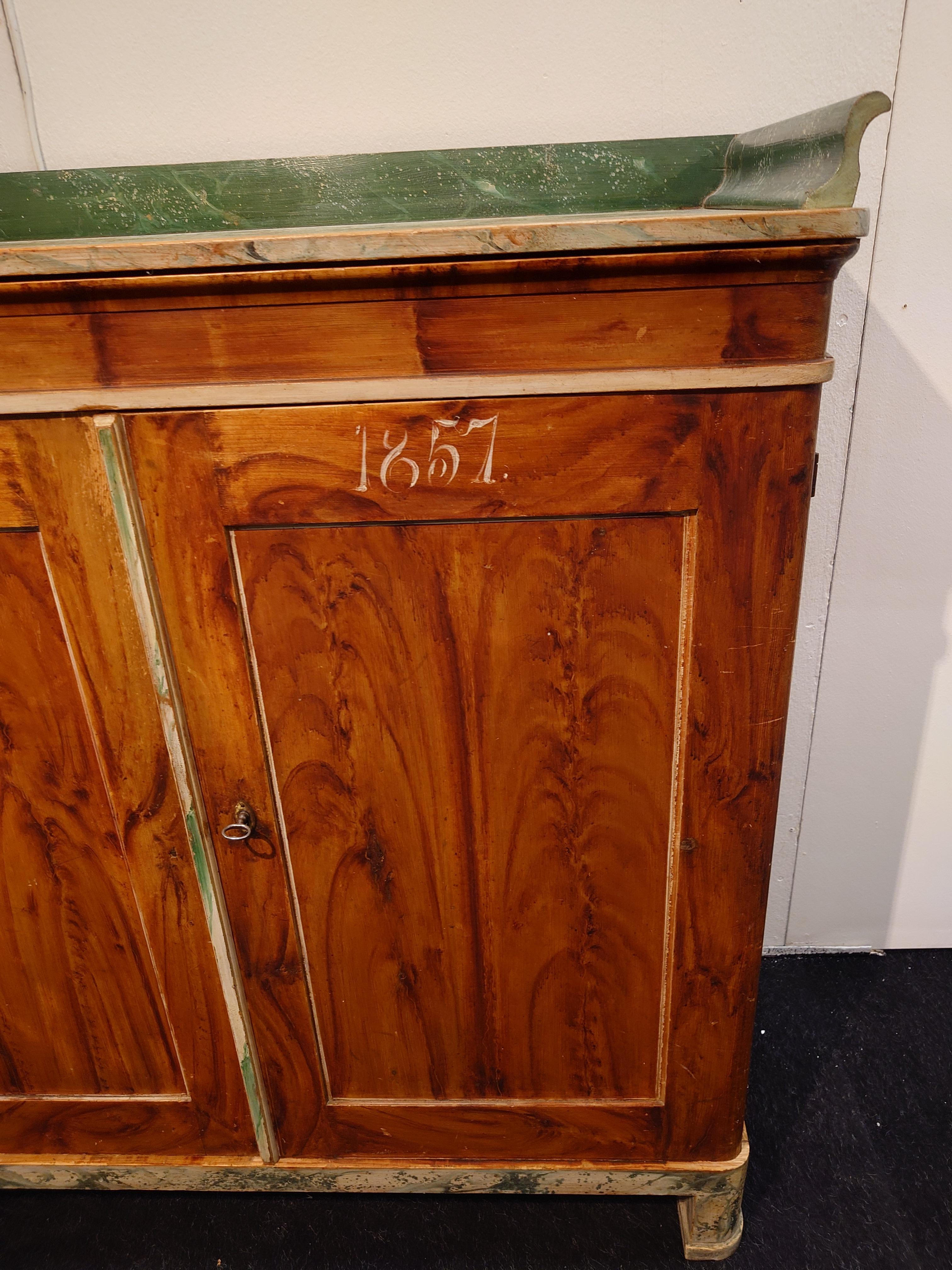 Suédois authentique suédois du 19ème siècle  Buffet d'art populaire datant de 1857 avec peinture d'origine en vente