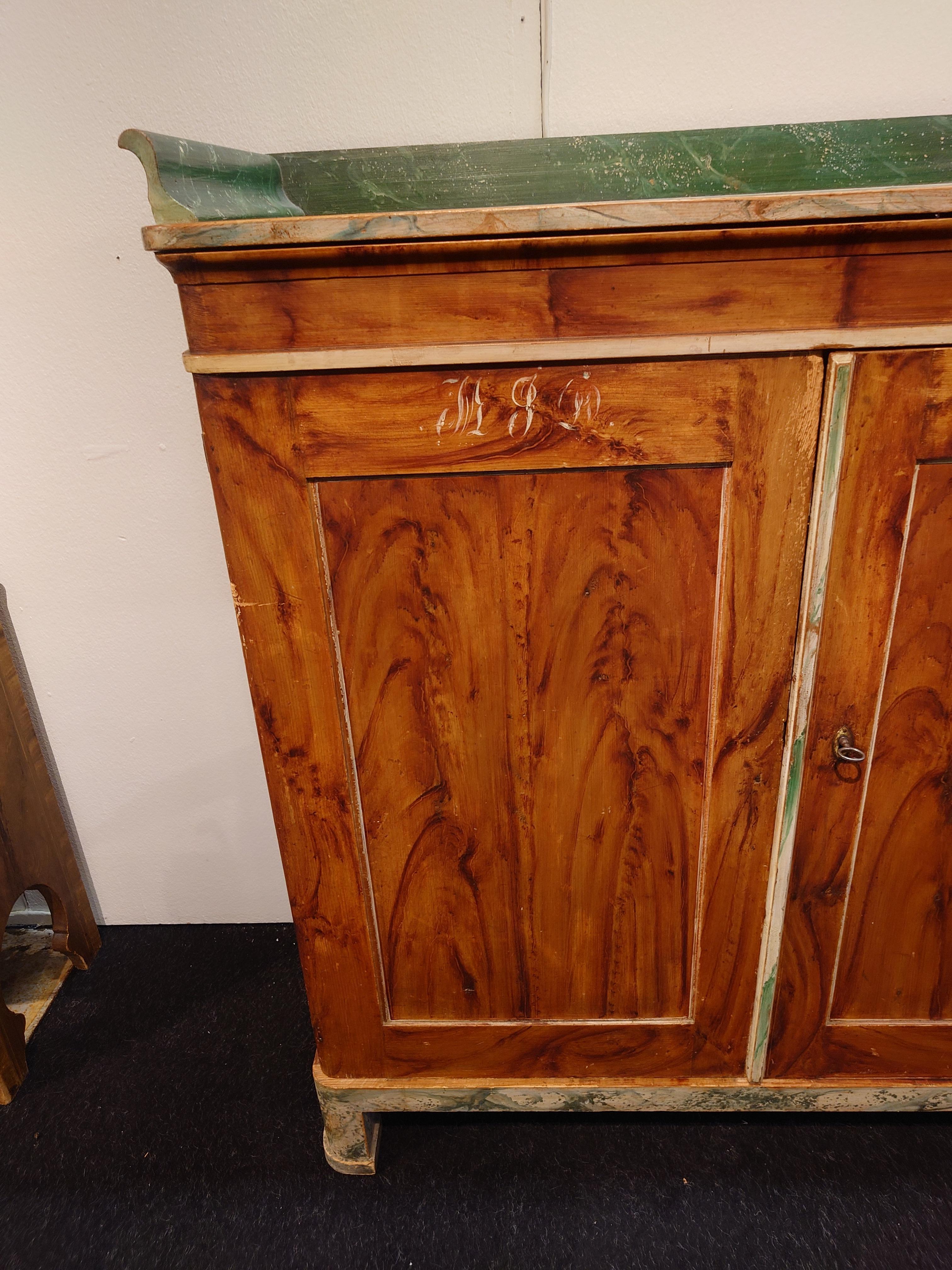 Sculpté à la main authentique suédois du 19ème siècle  Buffet d'art populaire datant de 1857 avec peinture d'origine en vente
