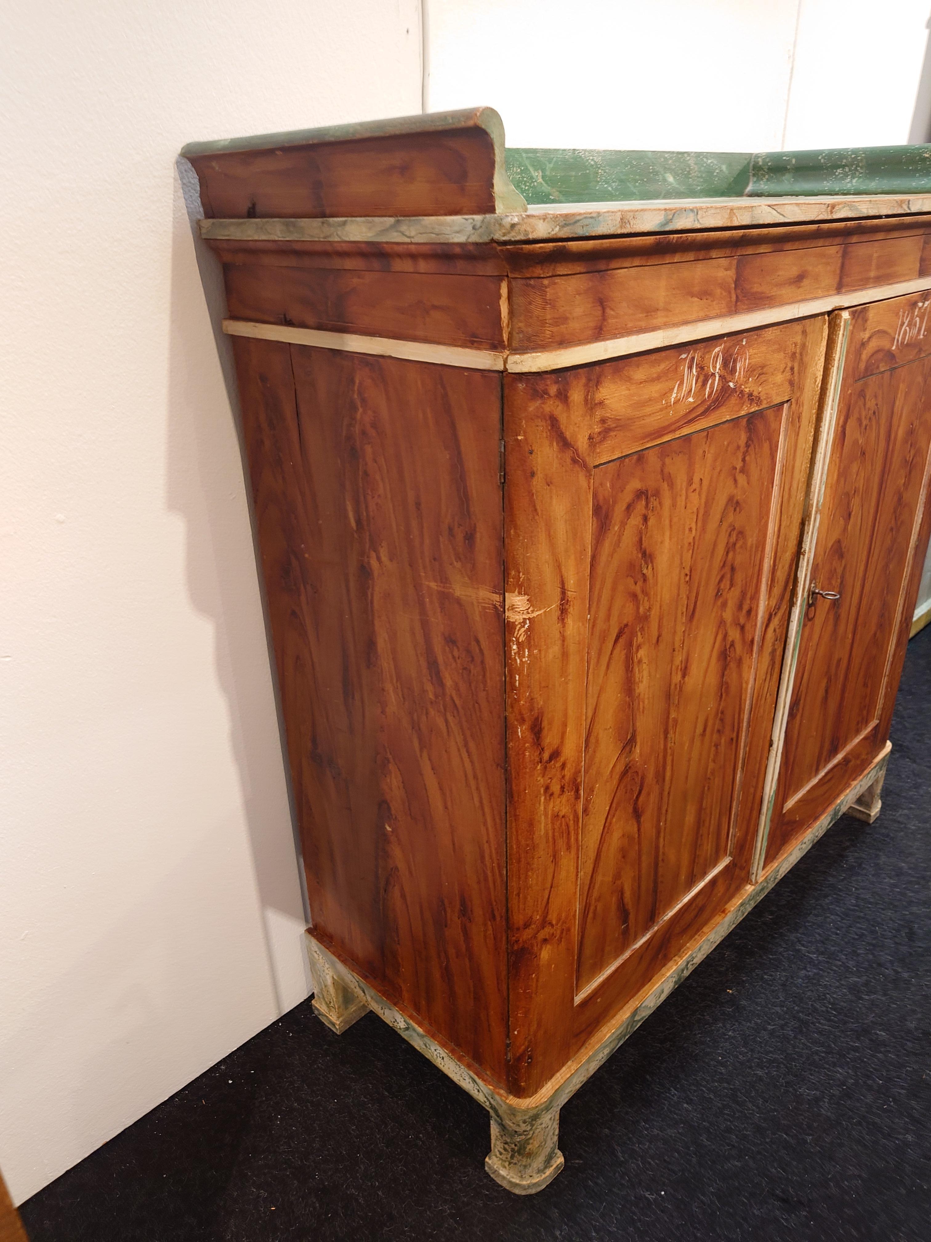 authentique suédois du 19ème siècle  Buffet d'art populaire datant de 1857 avec peinture d'origine Bon état - En vente à Boden, SE