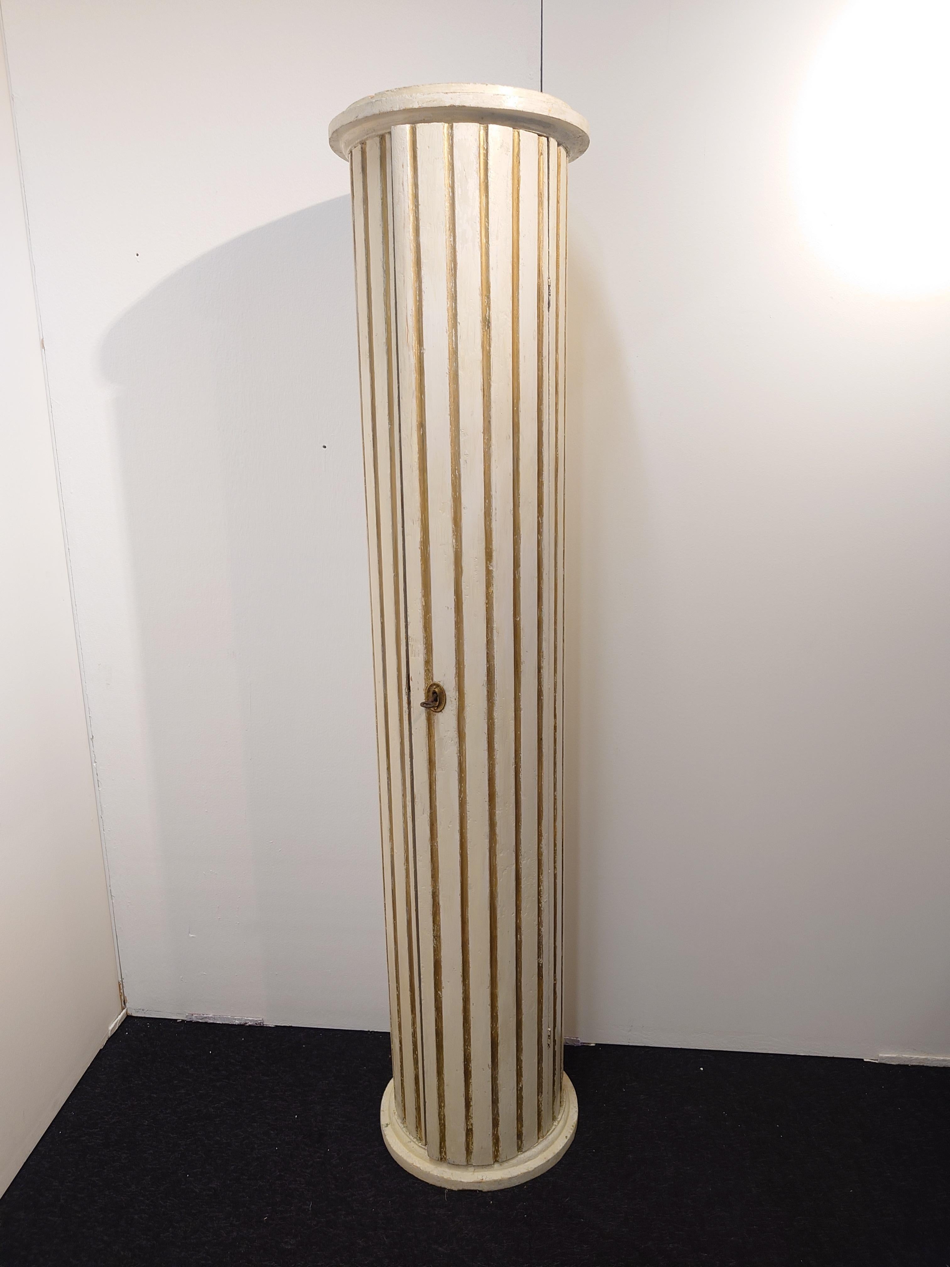 Rare cabinet à colonnes de style gustavien datant du début ou du milieu du XIXe siècle (1820-1840). L'armoire provient de  Umeå Västerbotten, dans le nord de la Suède, en forme de pilier rond avec des rainures verticales. La porte s'étend sur toute