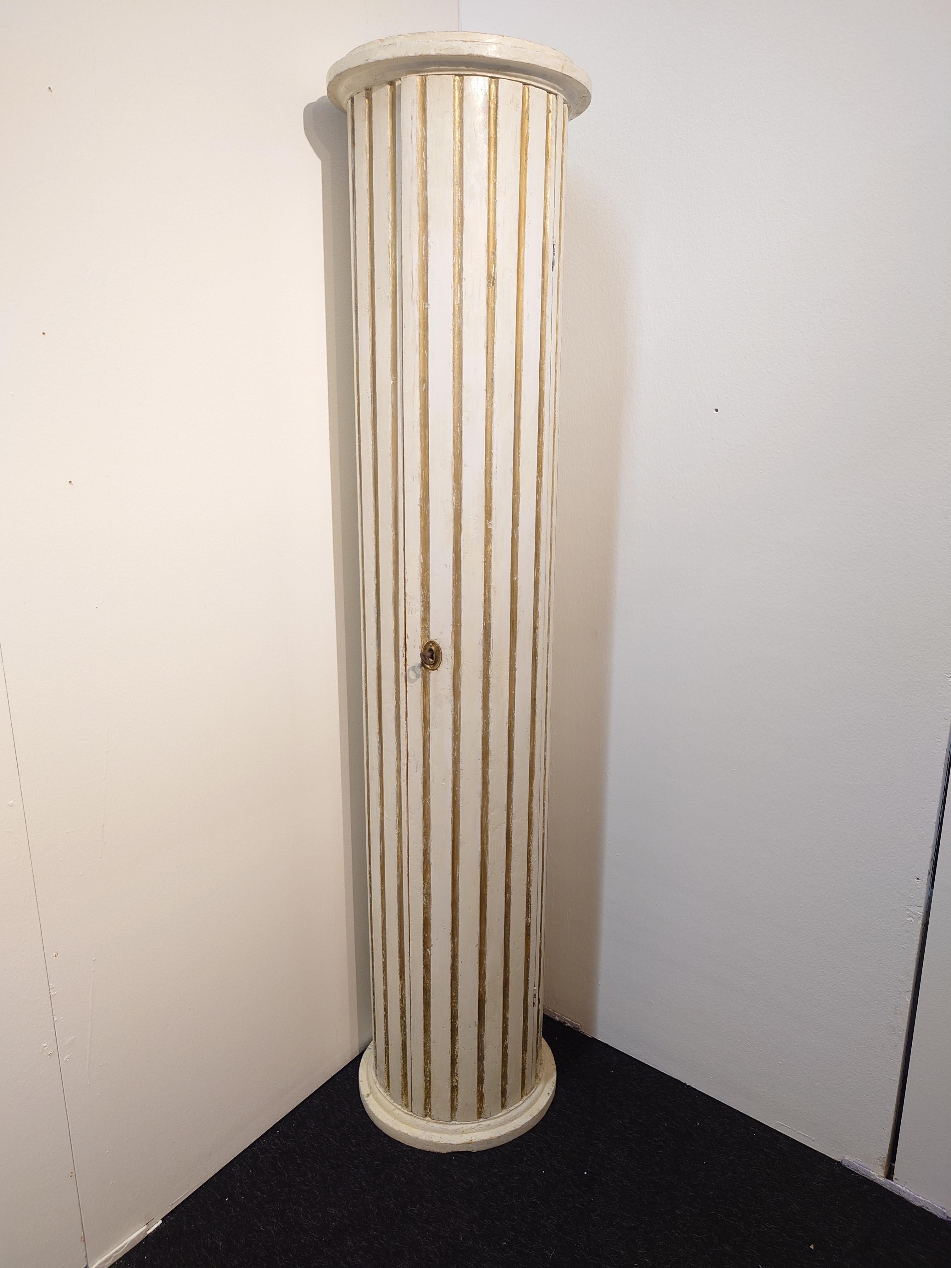 XIXe siècle Armoire à colonnes gustavienne suédoise authentique du 19ème siècle du nord de la Suède en vente