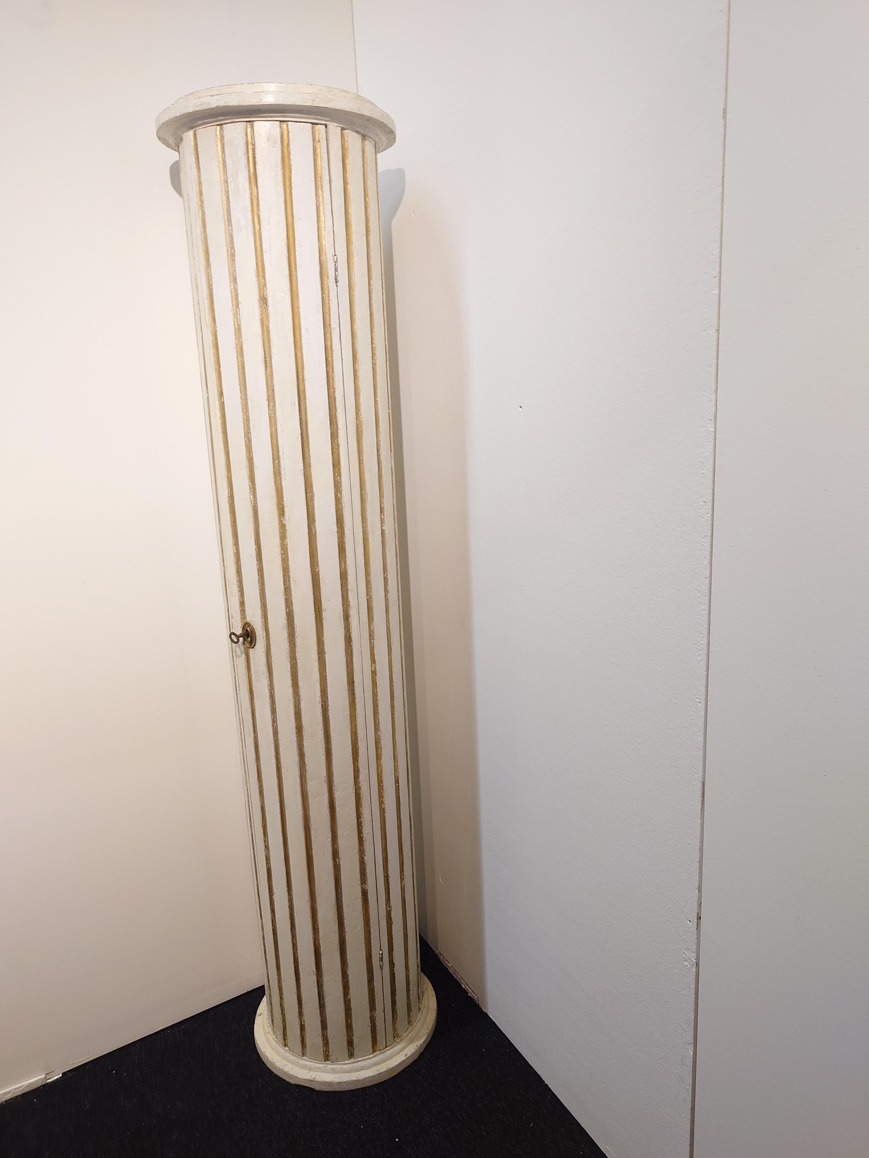 Pin Armoire à colonnes gustavienne suédoise authentique du 19ème siècle du nord de la Suède en vente