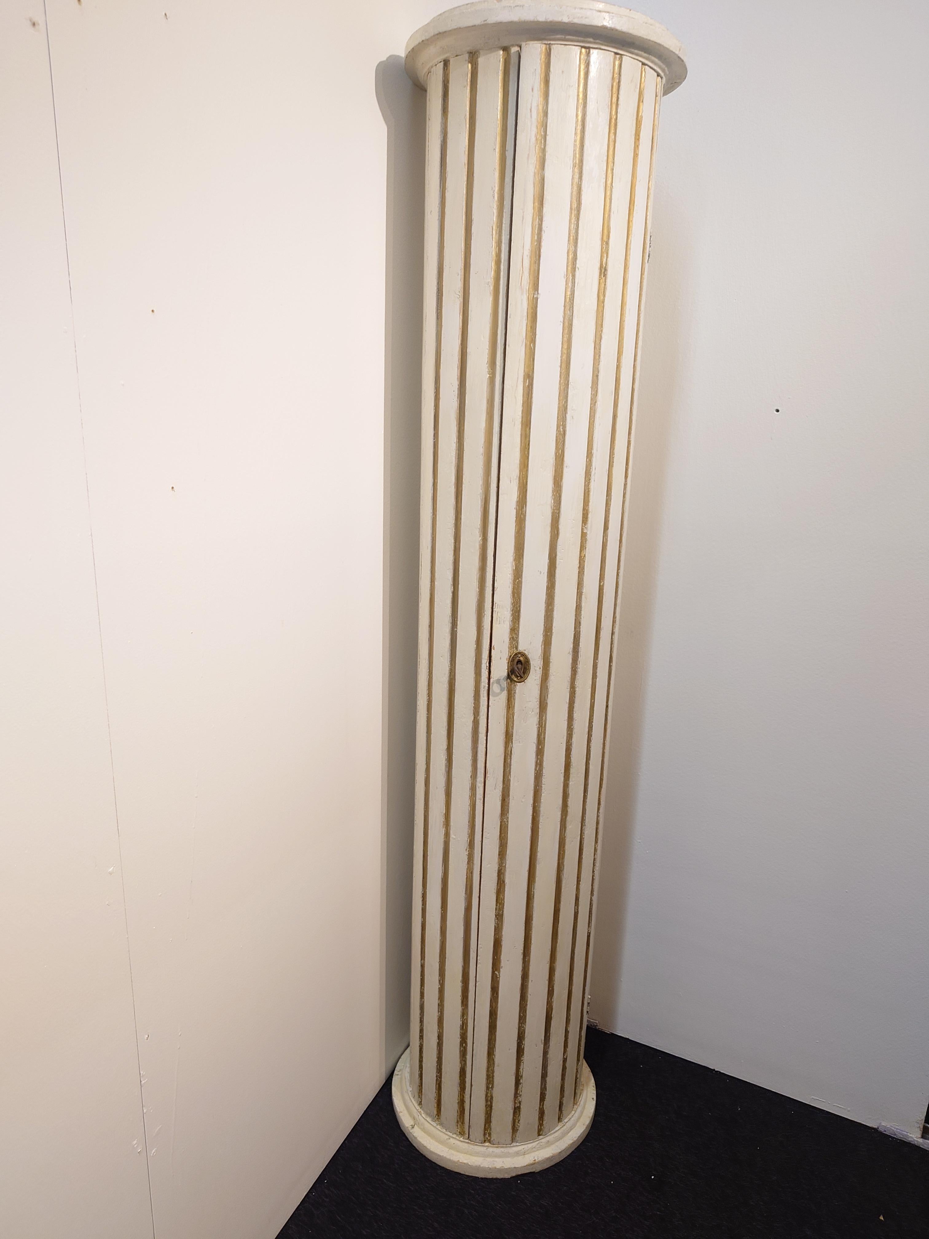 Armoire à colonnes gustavienne suédoise authentique du 19ème siècle du nord de la Suède en vente 1