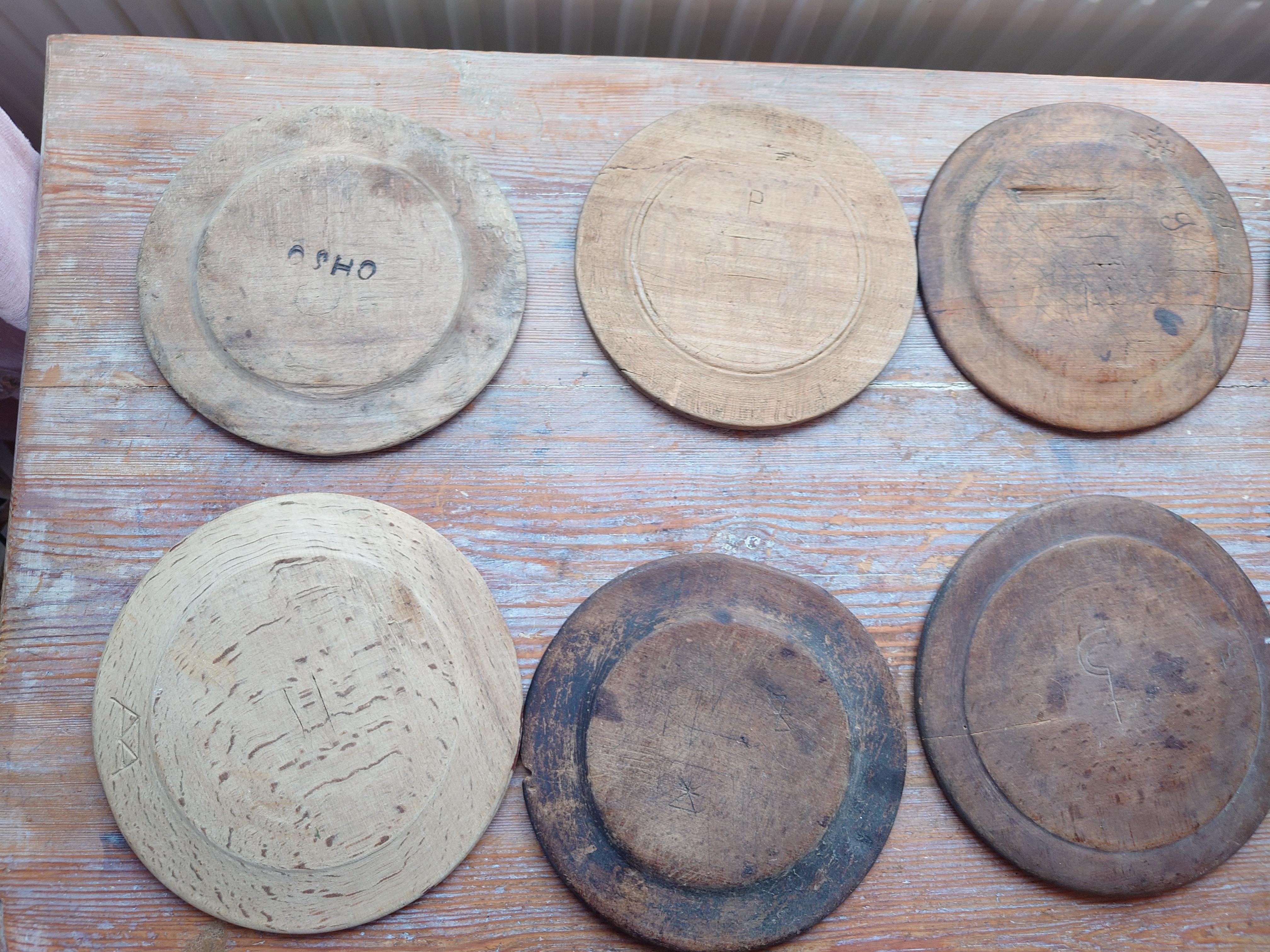 Schwedisch im 19. Jahrhundert  Kollektion von 8 echten rustikalen Holzplatten im Angebot 1