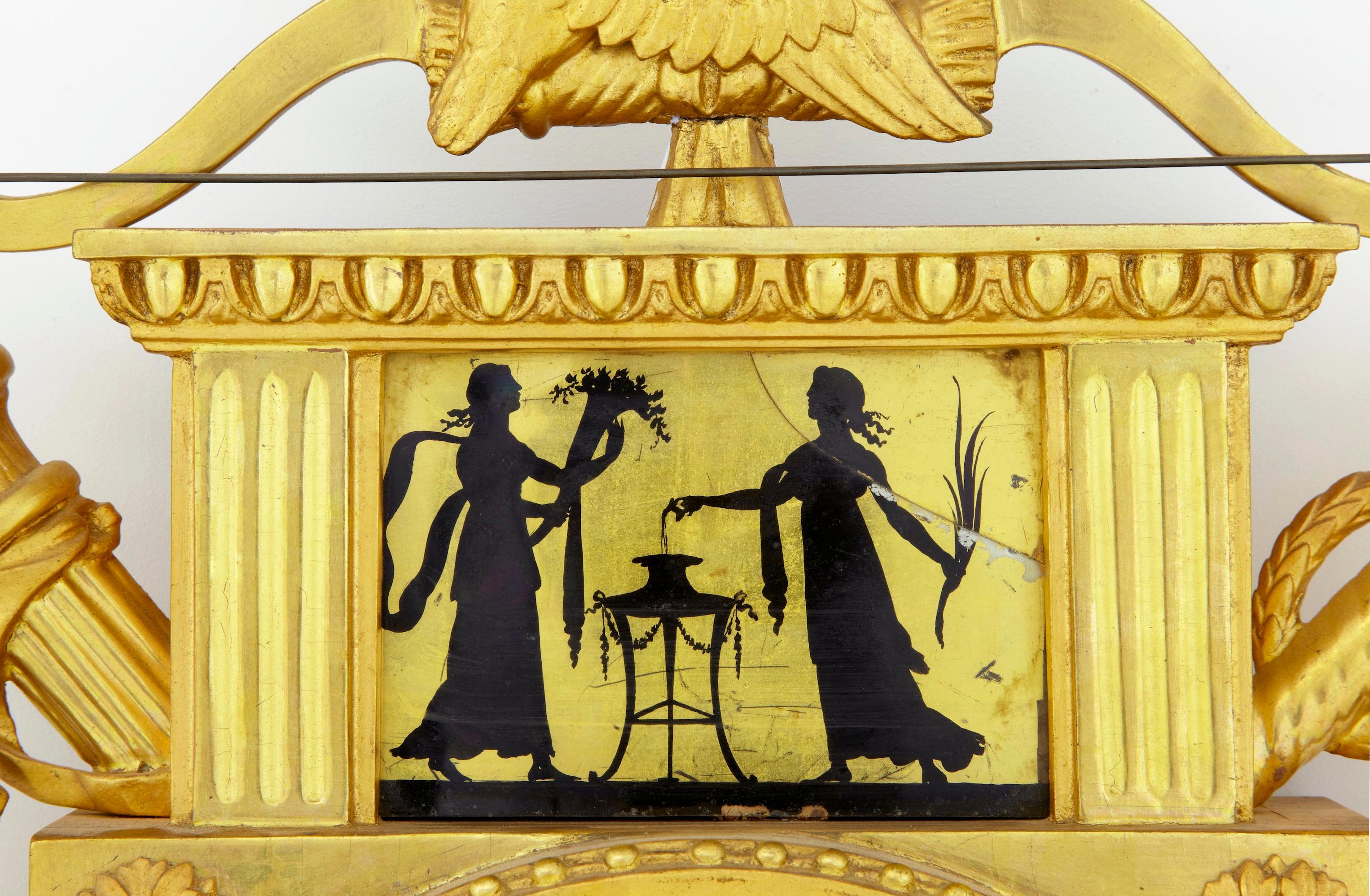 Empire Horloge murale suédoise du 19e siècle, dorée et ornée d'églomisés en vente