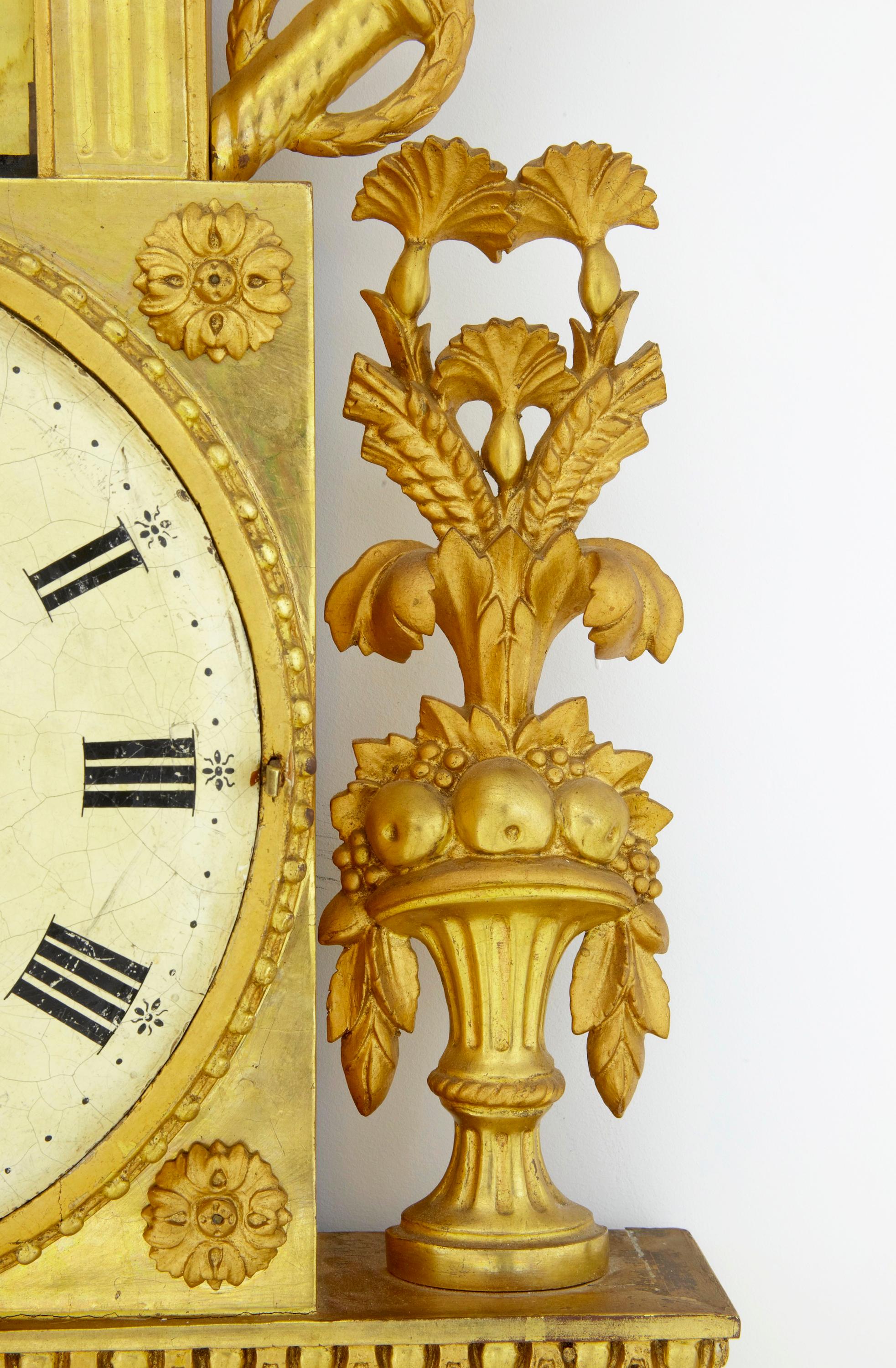 Sculpté à la main Horloge murale suédoise du 19e siècle, dorée et ornée d'églomisés en vente