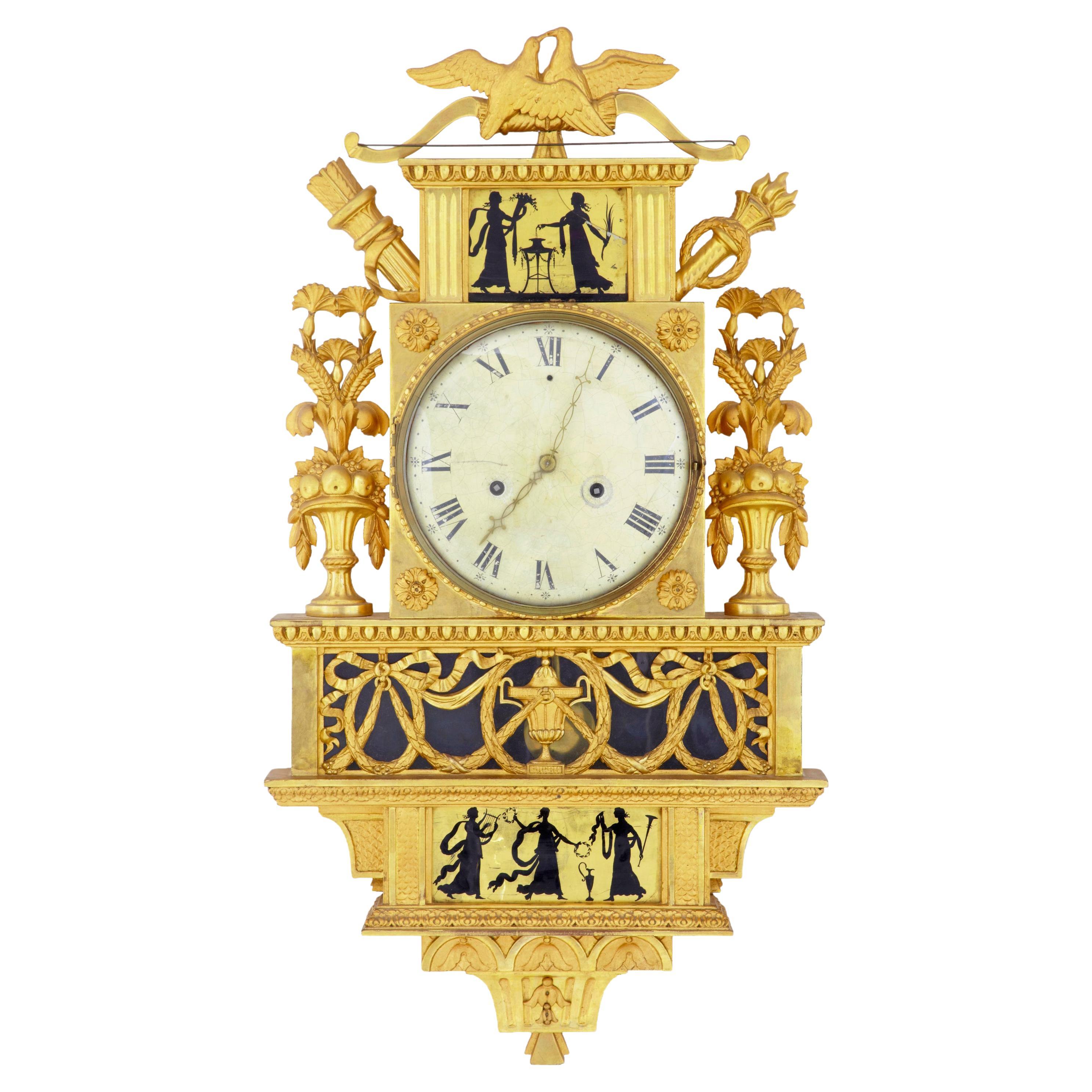Horloge murale suédoise du 19e siècle, dorée et ornée d'églomisés en vente