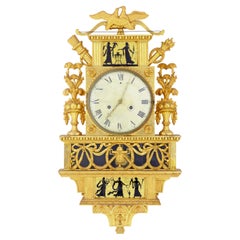 Horloge murale suédoise du 19e siècle, dorée et ornée d'églomisés
