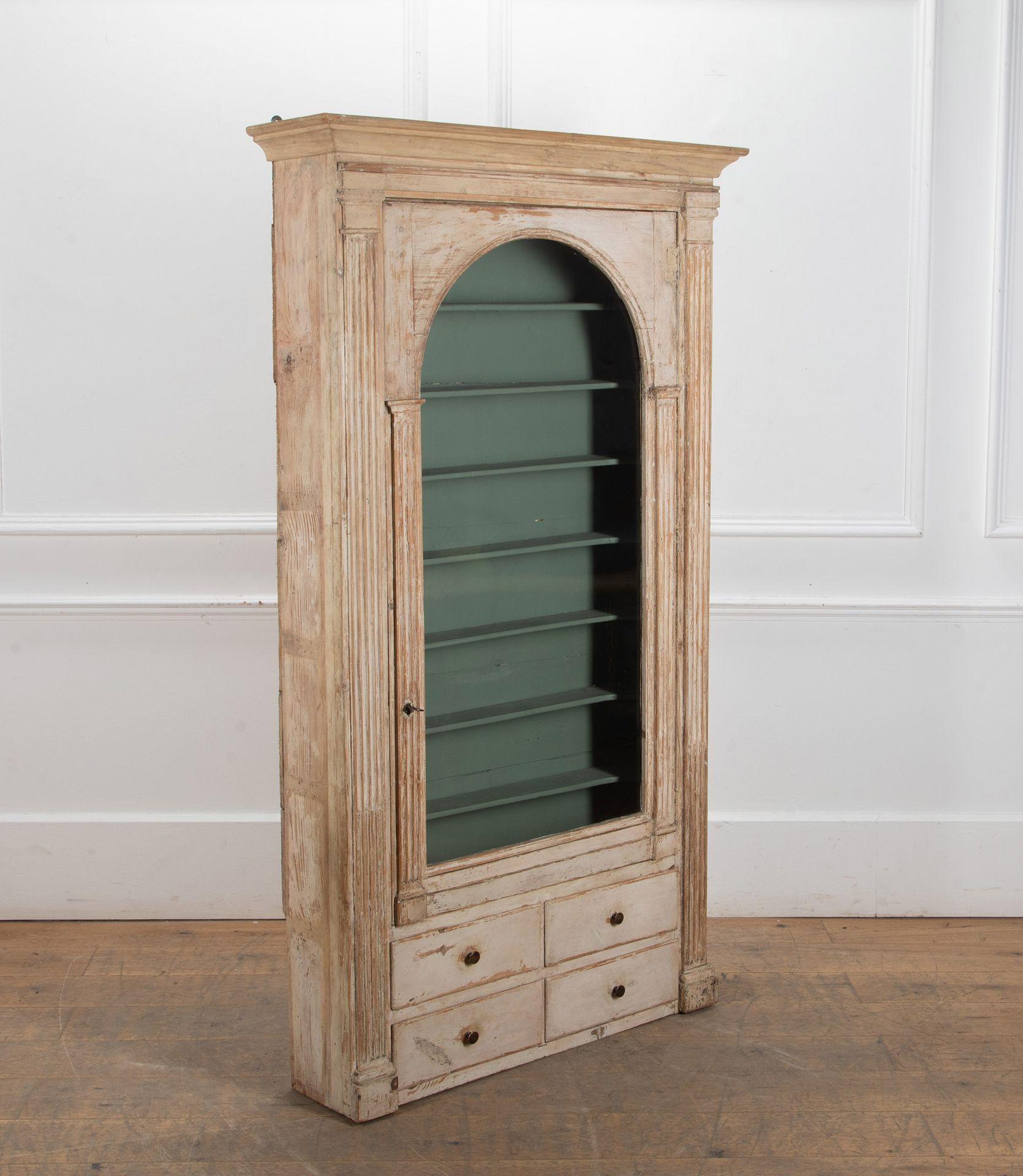 Vitrine suédoise unique et magnifique, peu profonde, datant du 19e siècle.
Utile pour de nombreuses pièces, finement réalisé et un modèle rare.
Avec sept étagères et quatre tiroirs. Peinture d'origine.