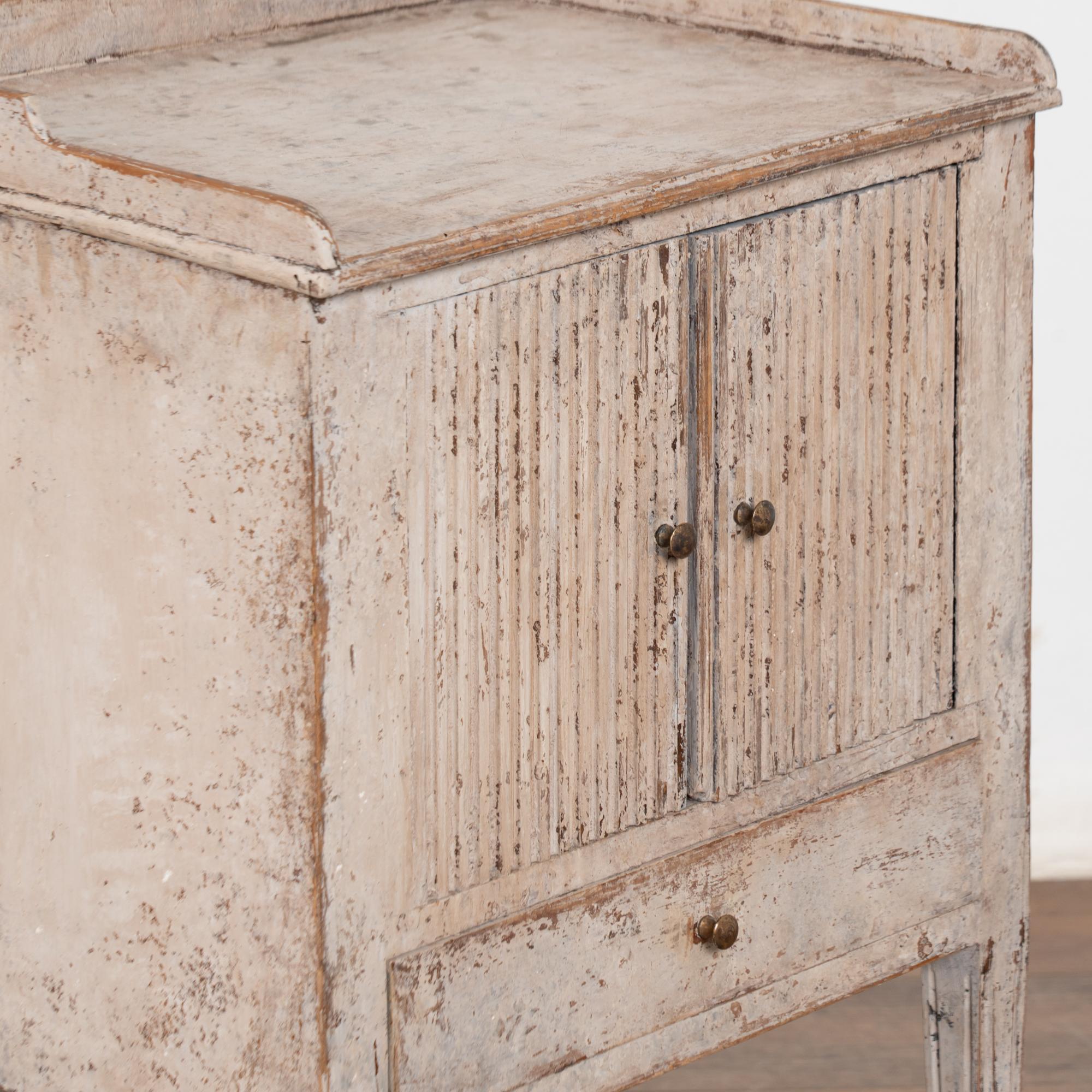 Fatto a mano Comodino o piccolo mobile svedese grigio del XIX secolo in vendita