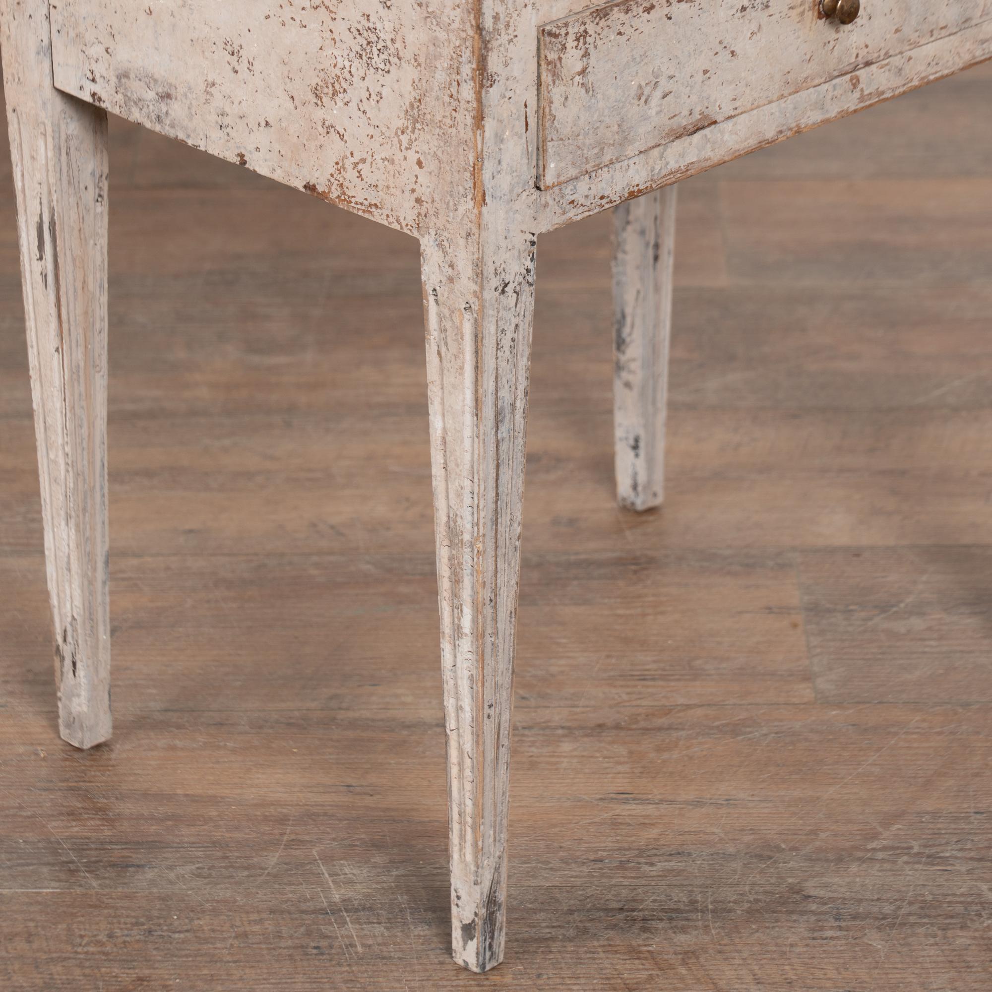 Comodino o piccolo mobile svedese grigio del XIX secolo In condizioni discrete in vendita a Round Top, TX