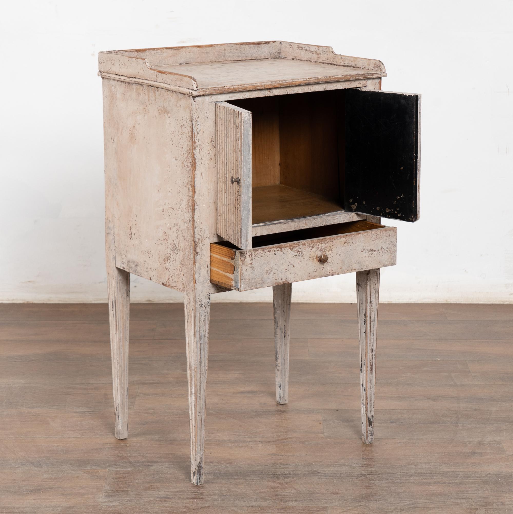 Pino Comodino o piccolo mobile svedese grigio del XIX secolo in vendita