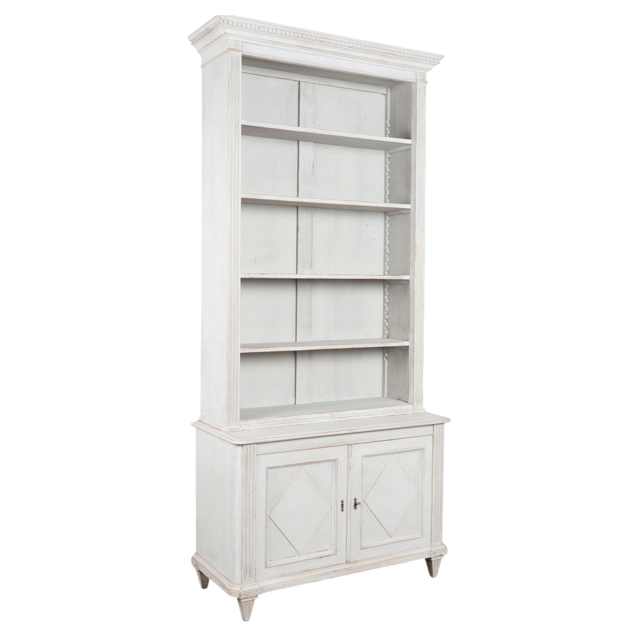 Librería y vitrina sueca del siglo XIX de pino pintado de gris en venta