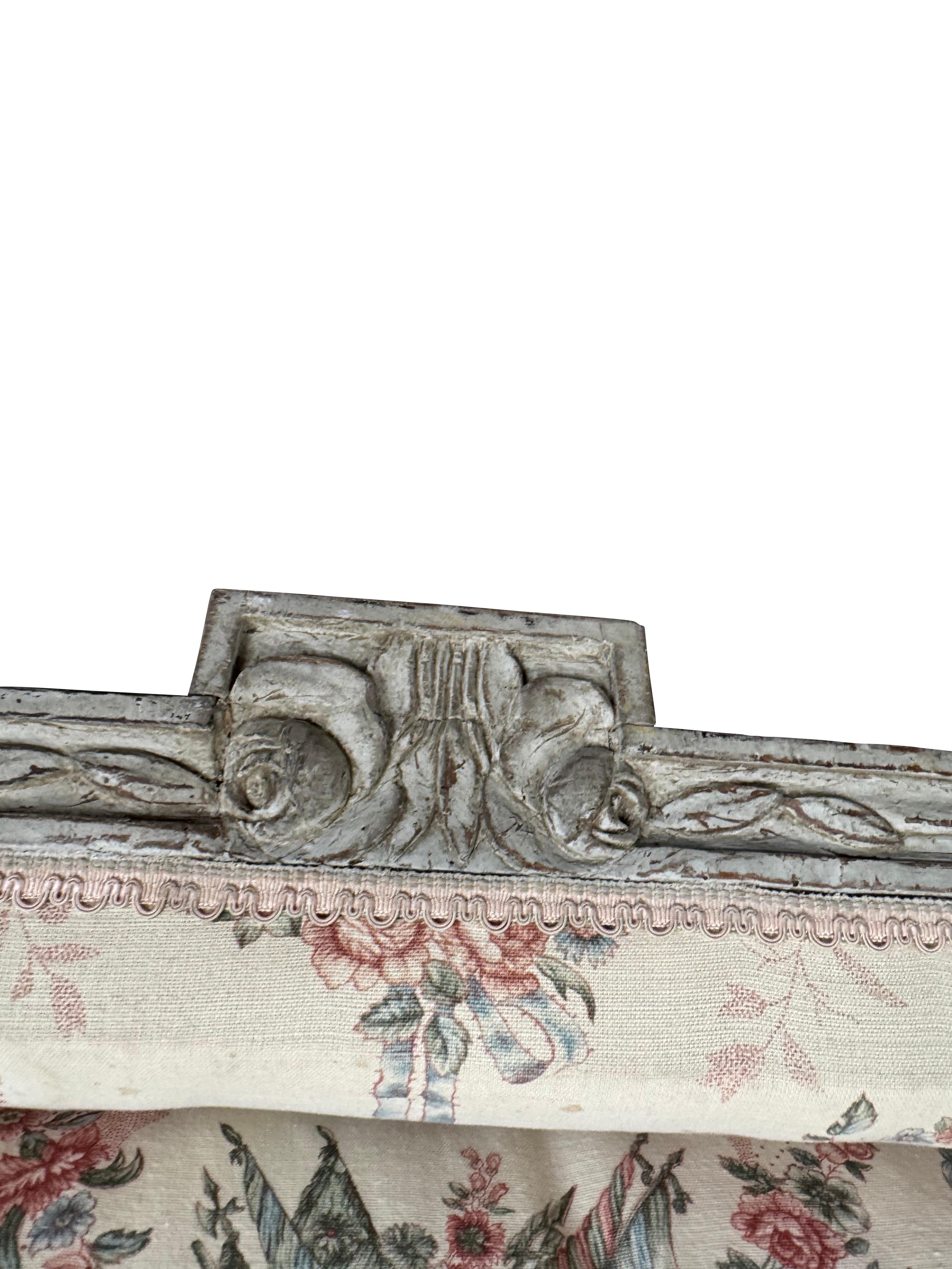 19th Century Swedish Grey Painted Settee/ Sofa with original Neoclassical Fabric For Sale 4