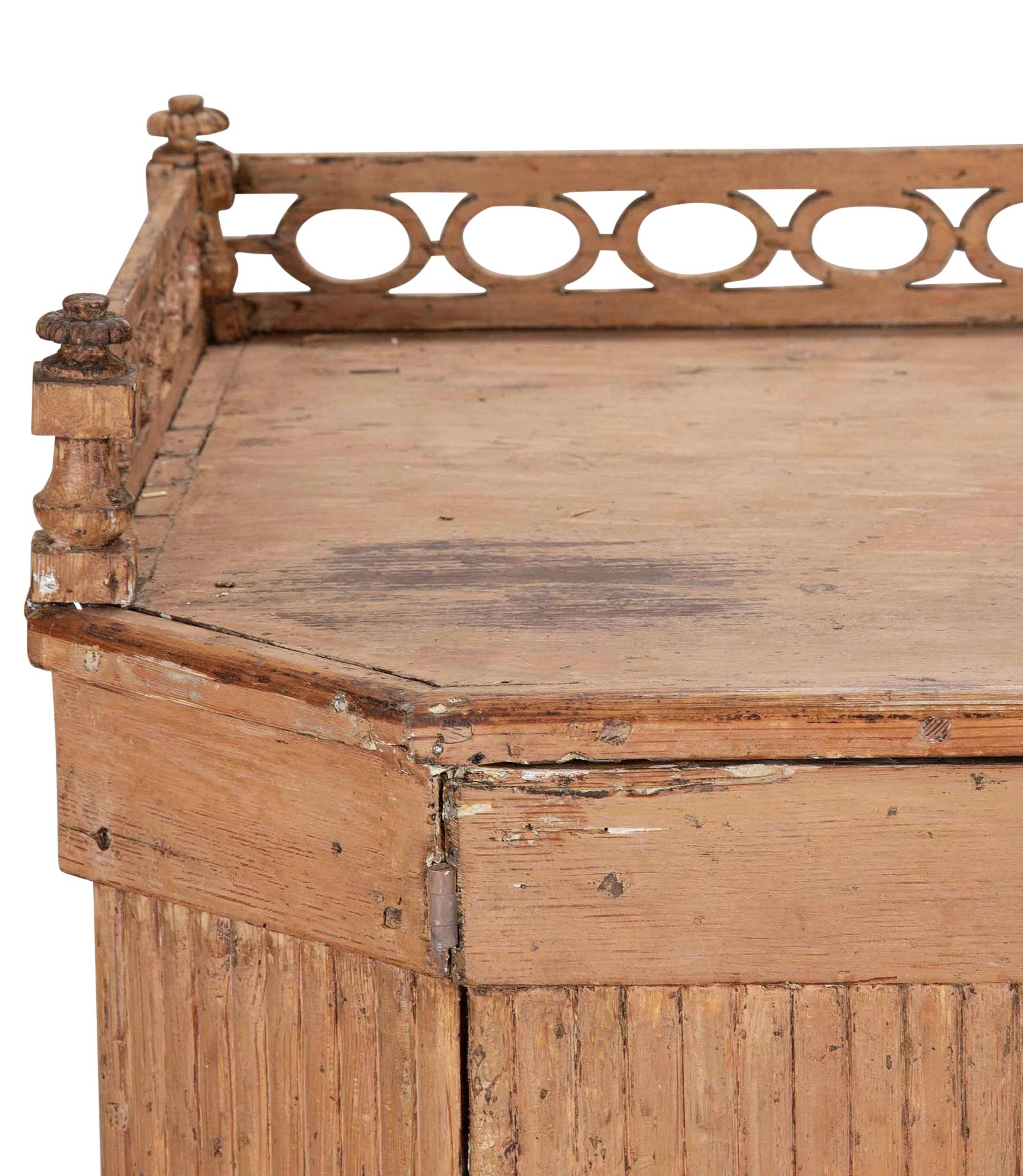 Buffet Gustaviano Sueco del Siglo XIX en Pintura Rosa Salmón Original en venta 5
