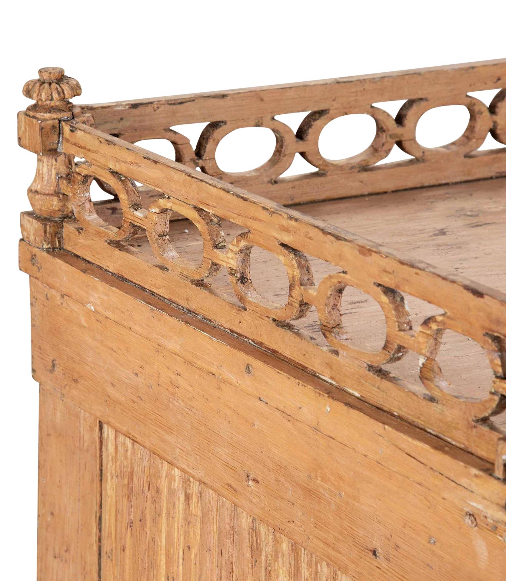 Buffet Gustaviano Sueco del Siglo XIX en Pintura Rosa Salmón Original en venta 8