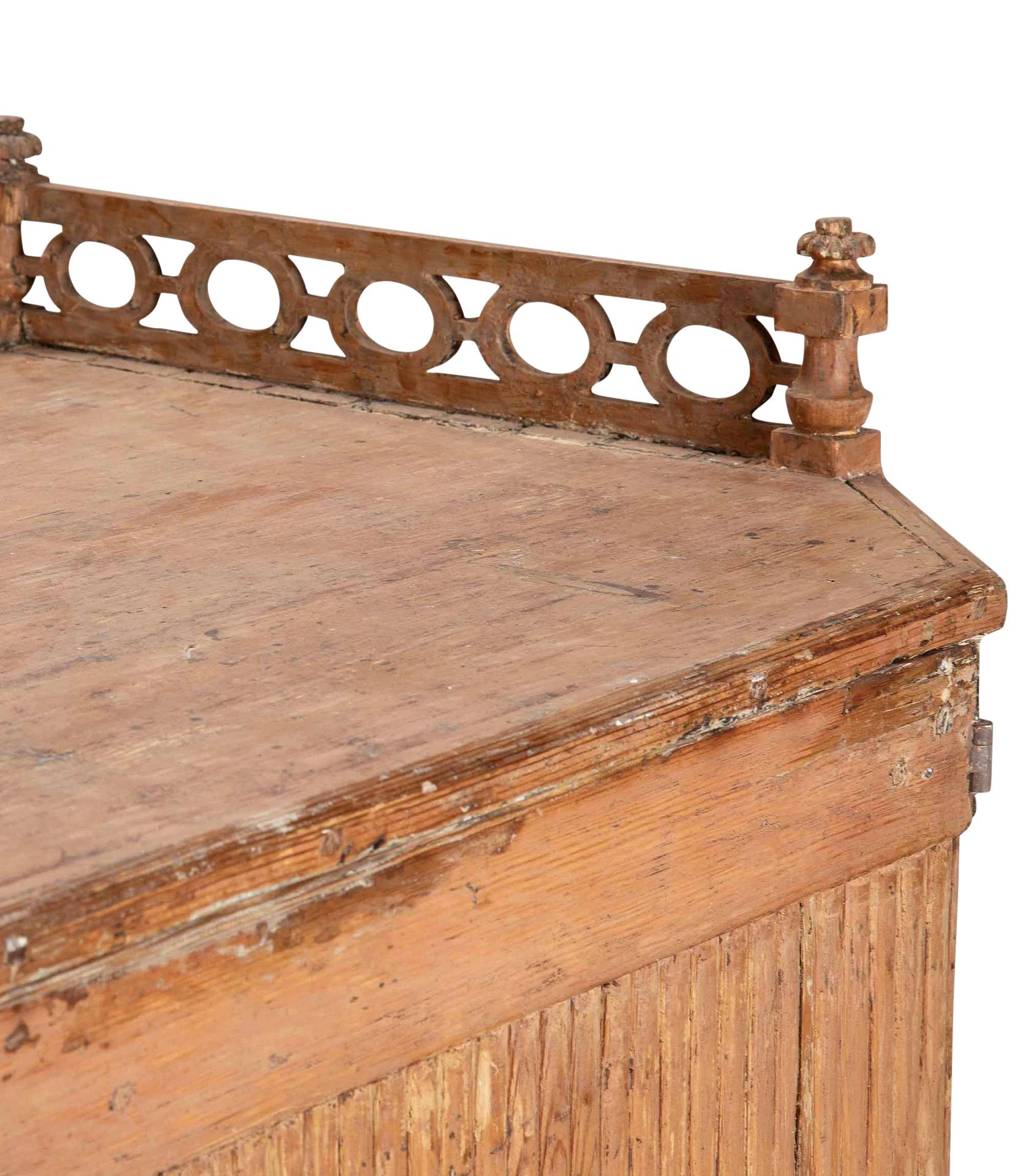 Buffet Gustaviano Sueco del Siglo XIX en Pintura Rosa Salmón Original en venta 9