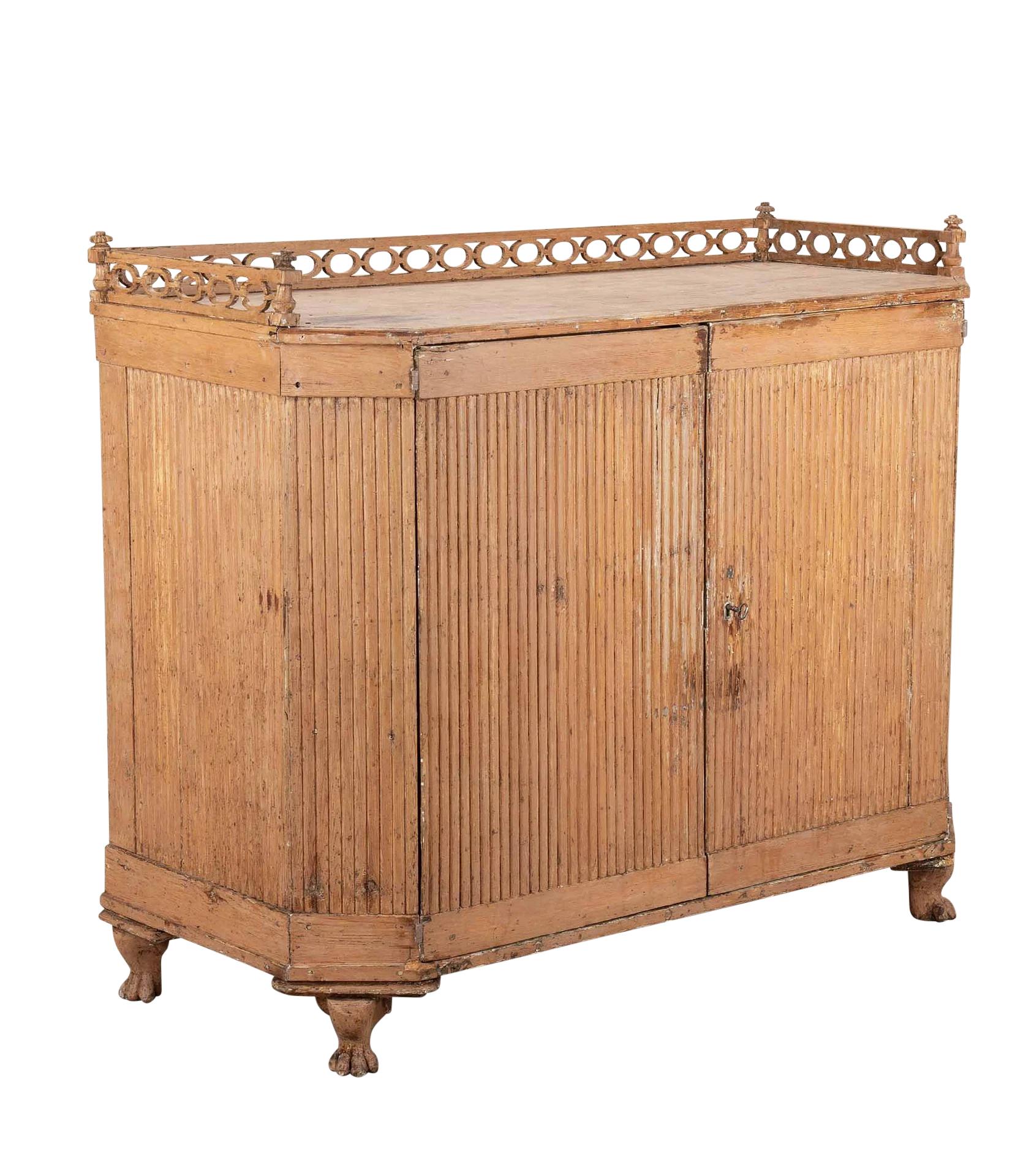 Buffet Gustaviano Sueco del Siglo XIX en Pintura Rosa Salmón Original en venta 10
