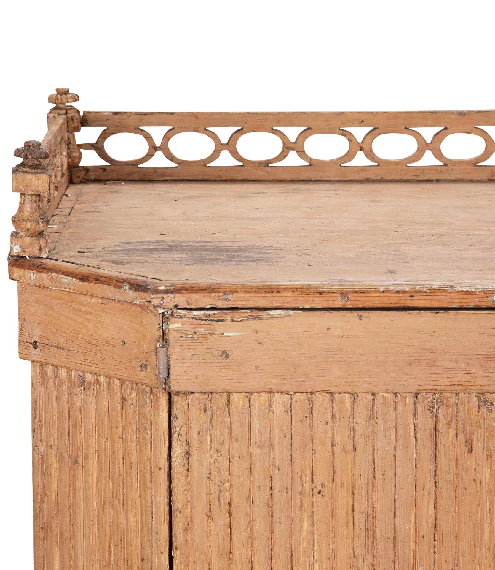Buffet Gustaviano Sueco del Siglo XIX en Pintura Rosa Salmón Original en venta 12