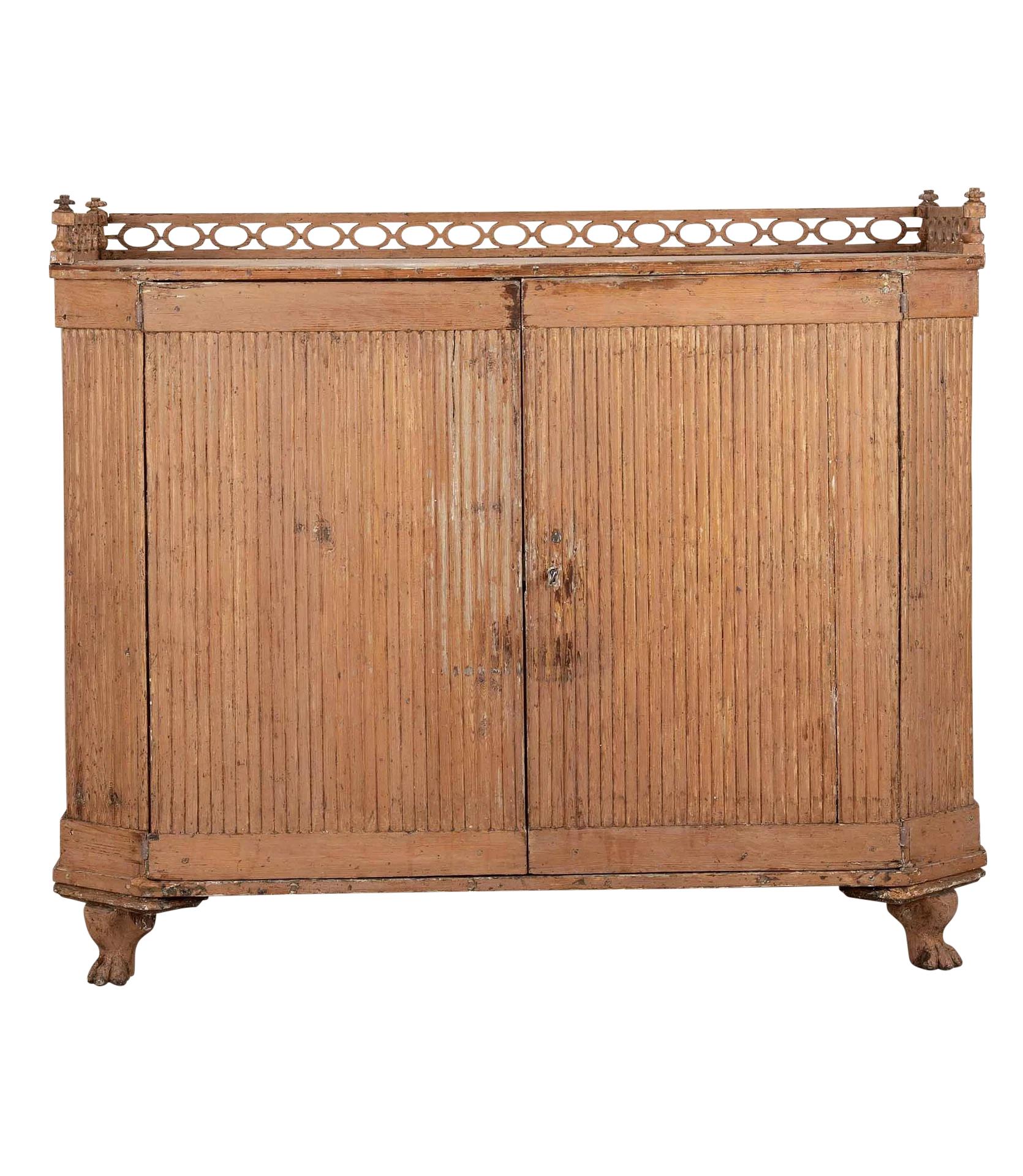 Buffet Gustaviano Sueco del Siglo XIX en Pintura Rosa Salmón Original en venta 13
