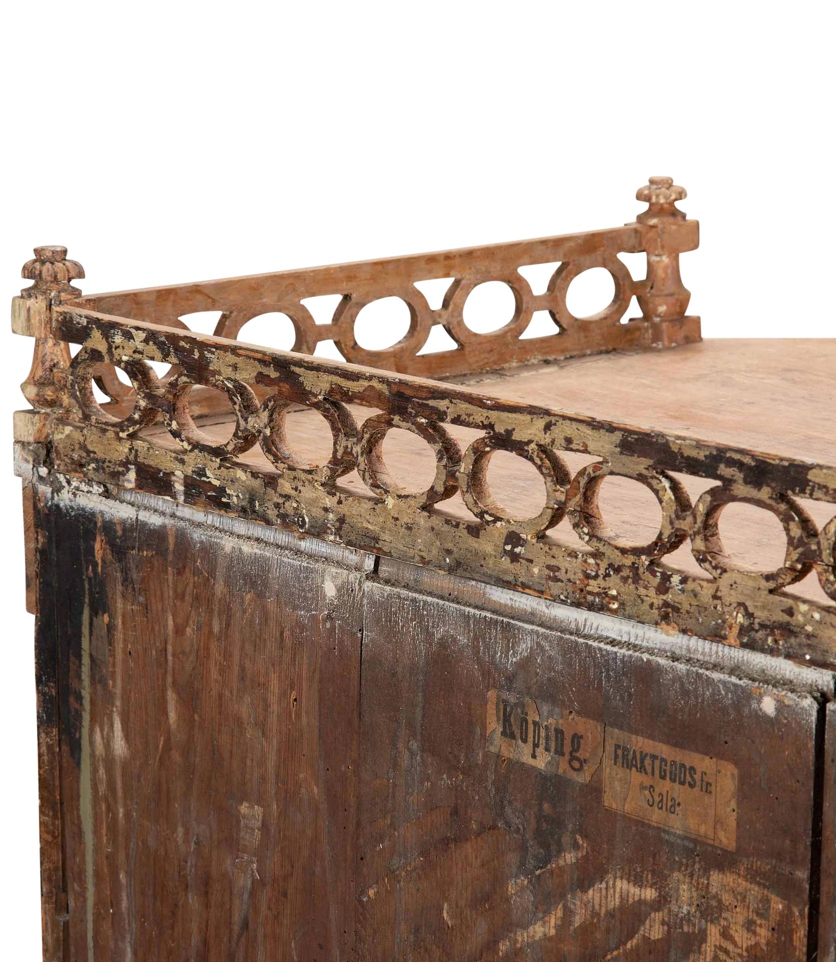Buffet Gustaviano Sueco del Siglo XIX en Pintura Rosa Salmón Original en venta 14