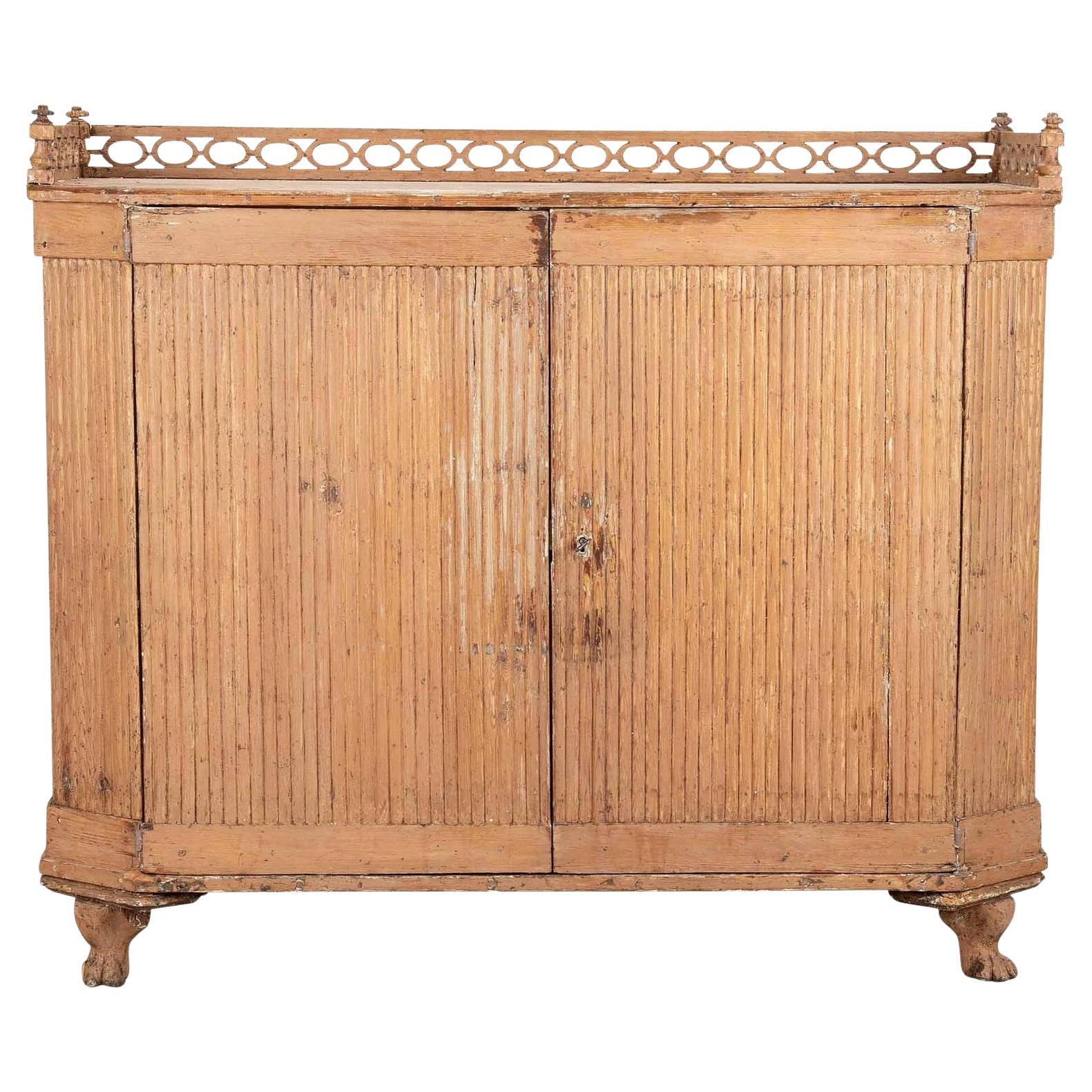 Buffet Gustaviano Sueco del Siglo XIX en Pintura Rosa Salmón Original en venta