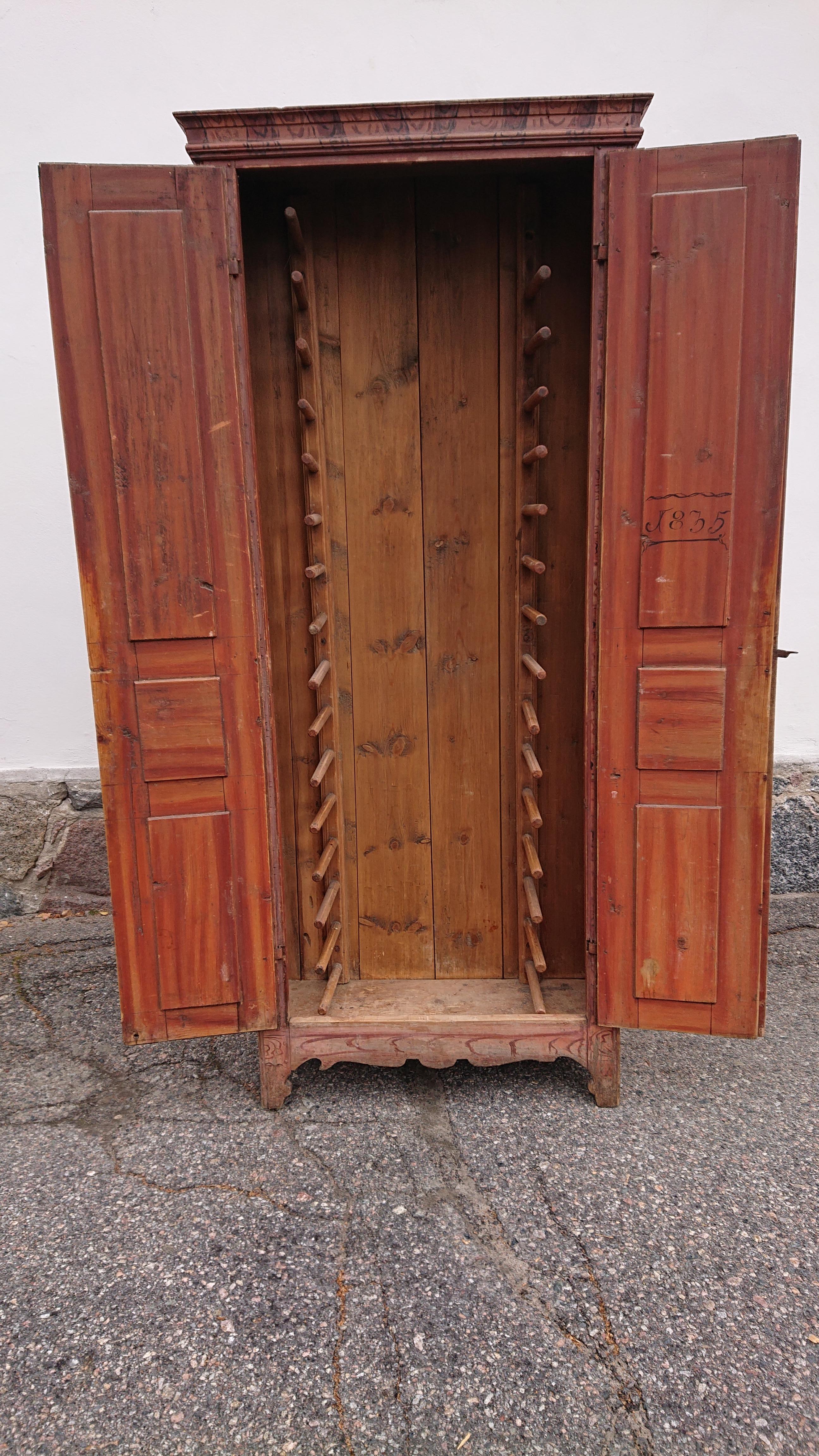 19th Century Swedish Gustavian Cabinet with Originalpaint For Sale 3