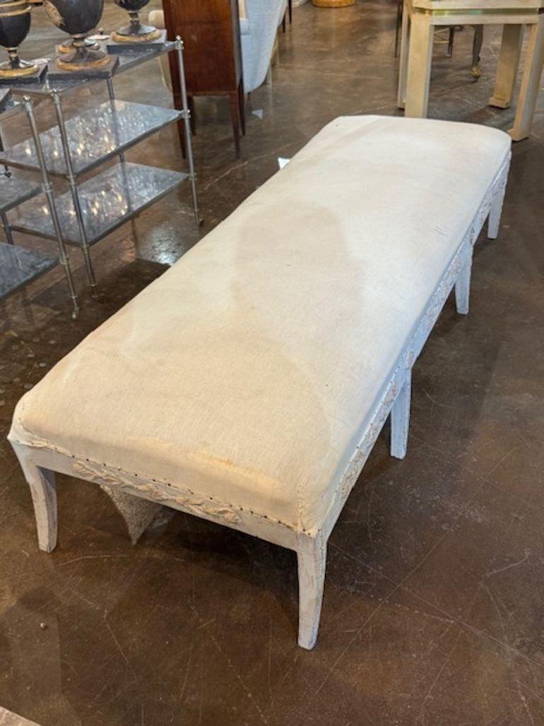 Diese geschnitzte und gekalkte schwedische Gustavianische Bank aus dem 19. Jahrhundert versprüht einen Hauch von Vintage-Charme und Eleganz. Mit seinen filigranen Schnitzereien und der klassischen, weiß gekalkten Oberfläche ist es ein zeitloses