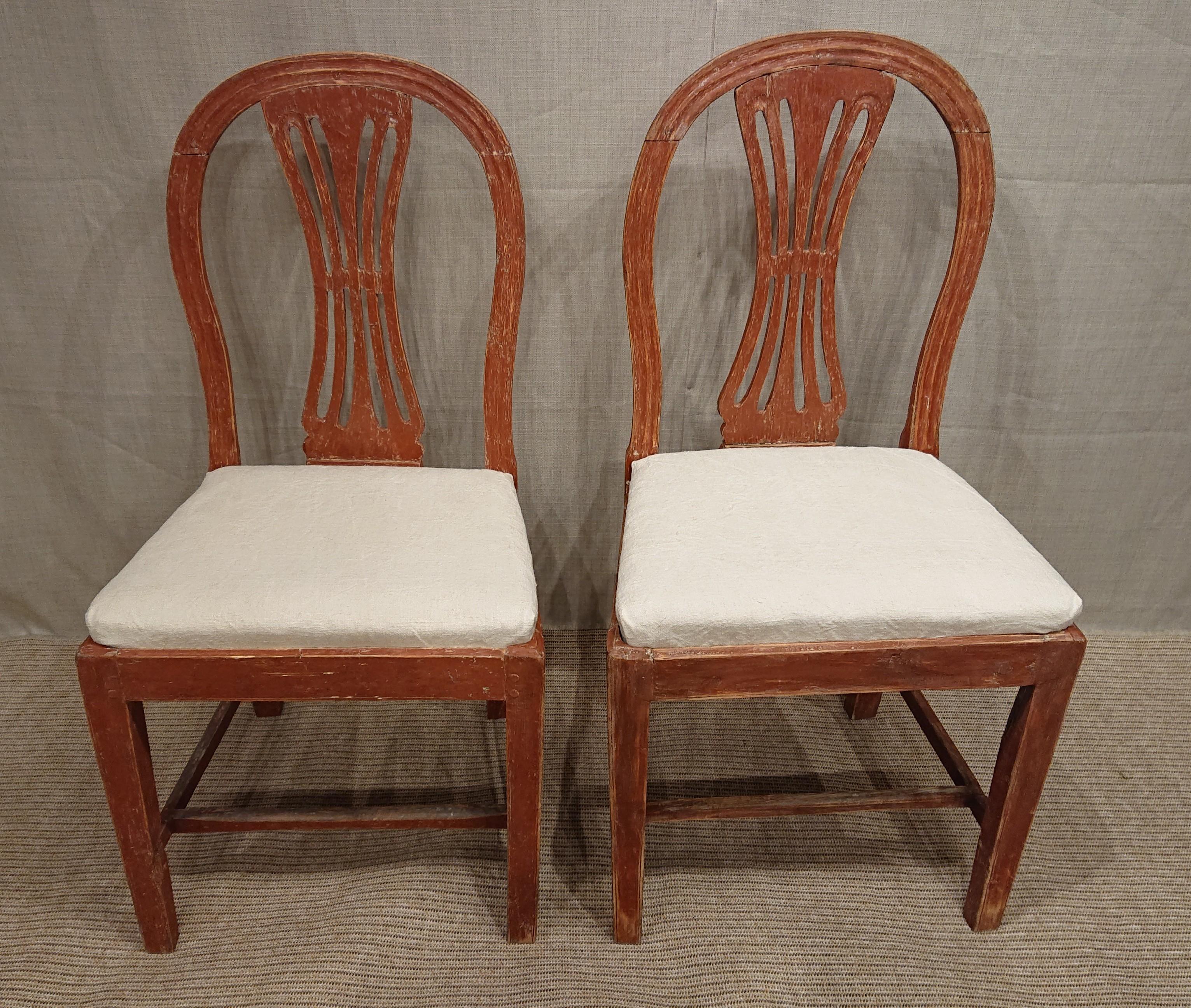A pair of 19th century Swedish Gustavian chairs from Smaland, Southern Sweden.
Scraped by hand to its original paint.
The seats are upholstered in a linen fabric.
Nice model with ribs in the back.
Made in painted pine.
The chairs have different