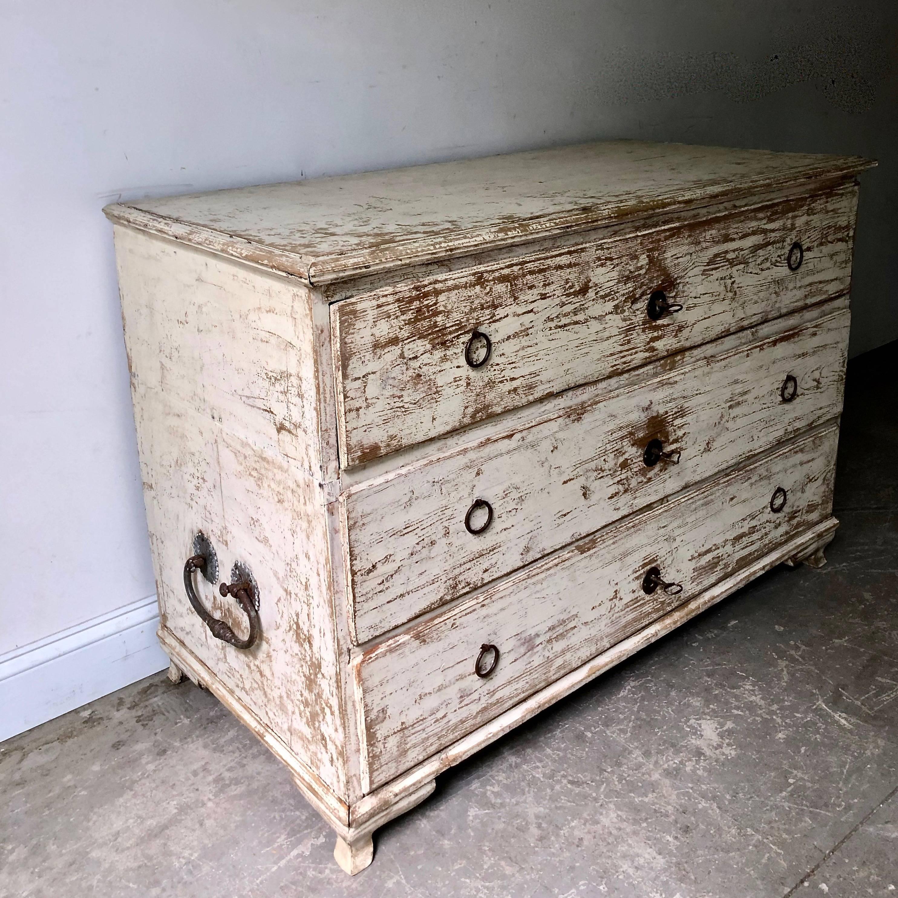A handsome Swedish Gustavian chest of drawers with original oversized handles on each side for convenient travels and original wonderful worn patina.
Sweden, early 19th century.

 