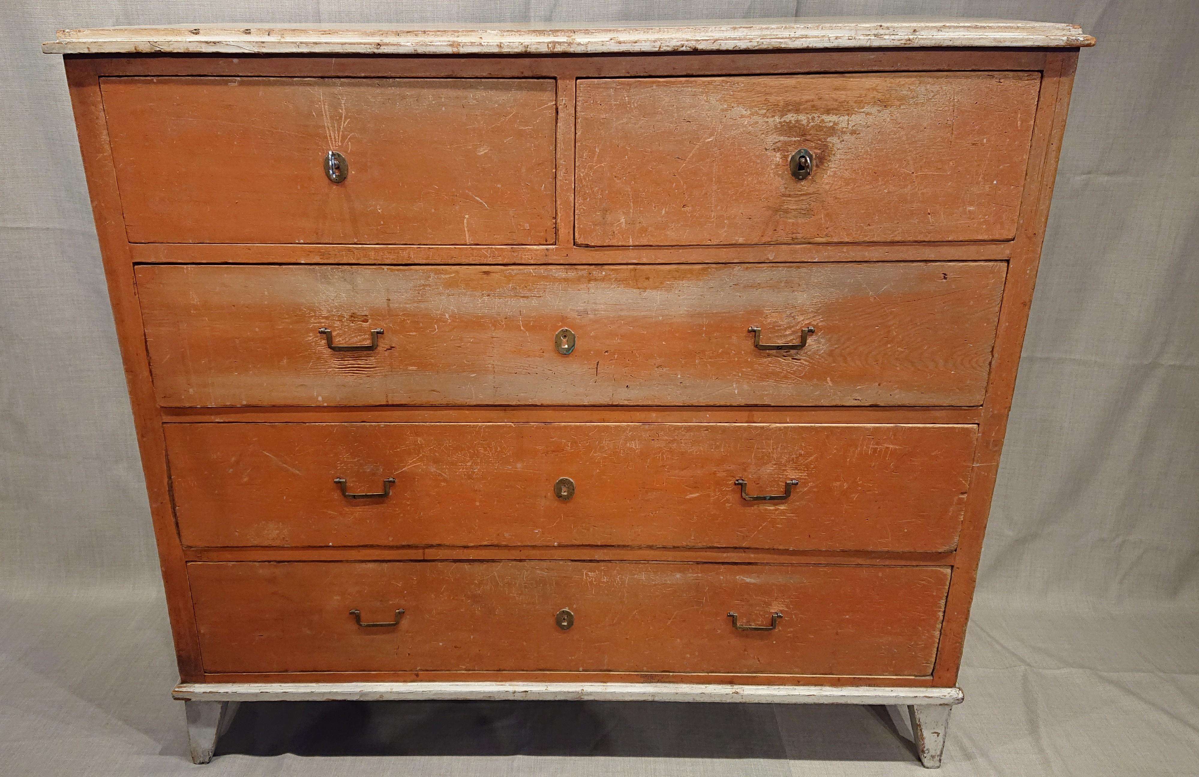 A very genuine 19th century Swedish Gustavian chest of drawers from Umea Vasterbotten, Northen Sweden.
The chest of drawers has untouched originalpaint.
Hardware and locks are original.
Right small drawer has lock & key.
The left drawer has no