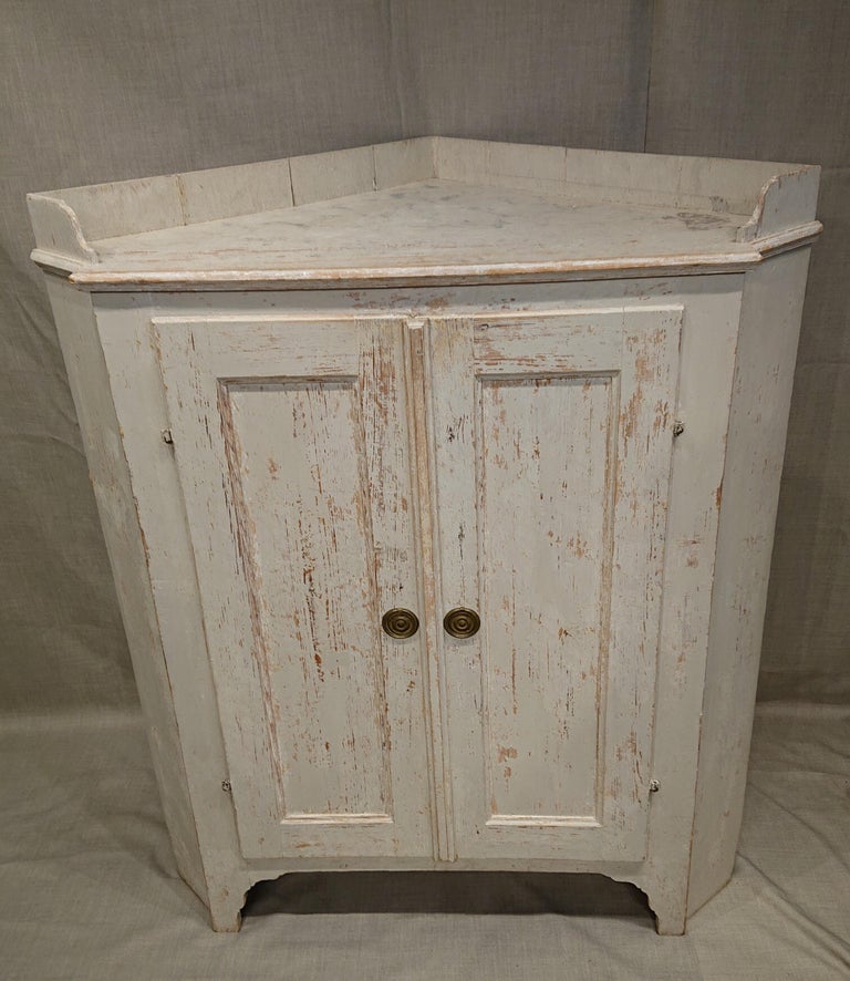19th century Swedish Gustavian Corner Buffet from Pitea Norrbotten, Northern Sweden.
A classic fine Gustavian Corner Buffet with marbled painted top.
Nicely hand-cut down at feet.
Nice storage options inside.
Fits so well in any room.
Scraped