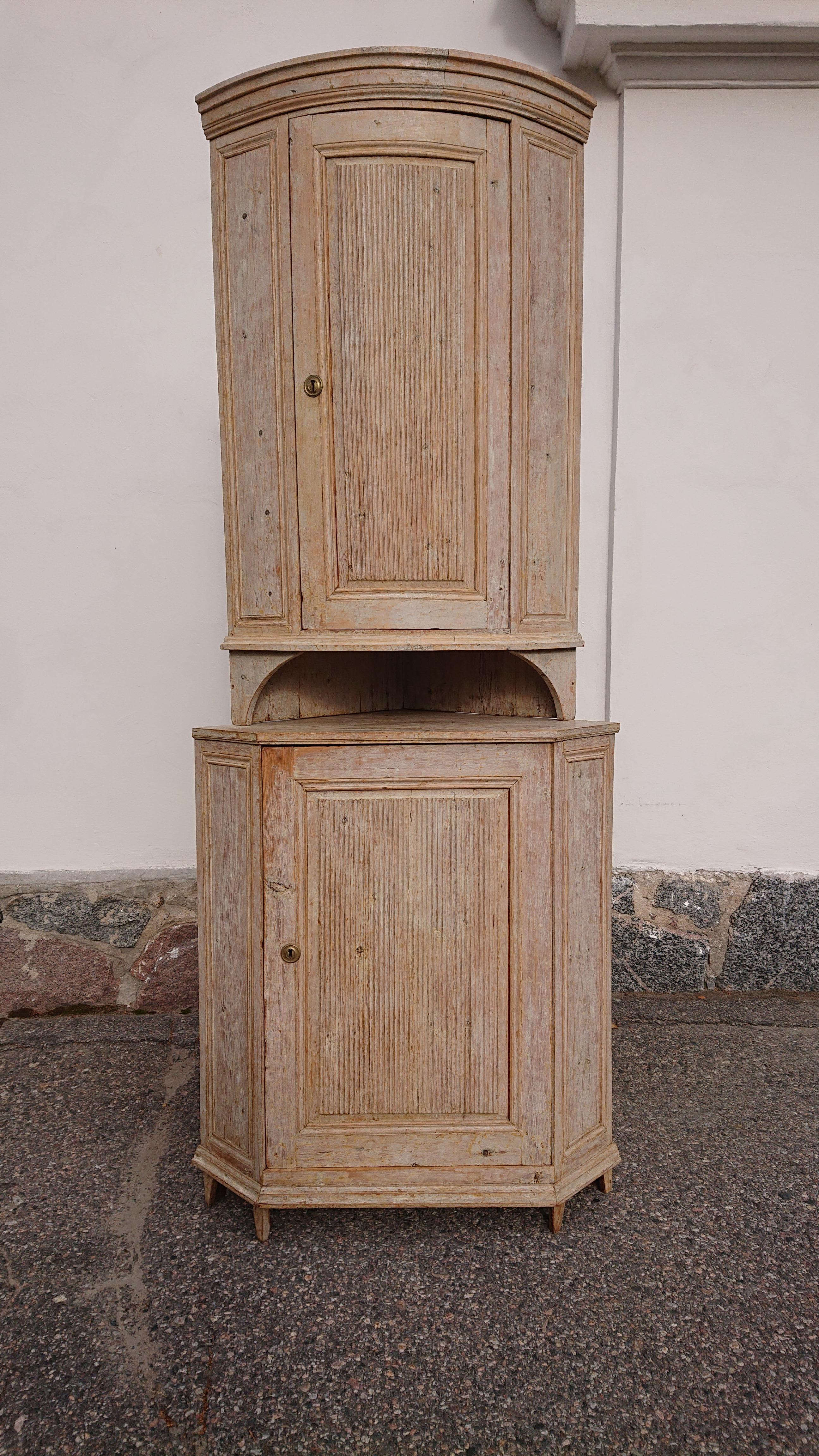 19th century Swedish Gustavian corner cabinet from Piteå Norrbotten, Northern Sweden.
Highly stately Corner Cabinet with reeded doors at the top & bottom. The cabinet is divisible into 2 parts.
It is scraped by hand to its original color. Locks,