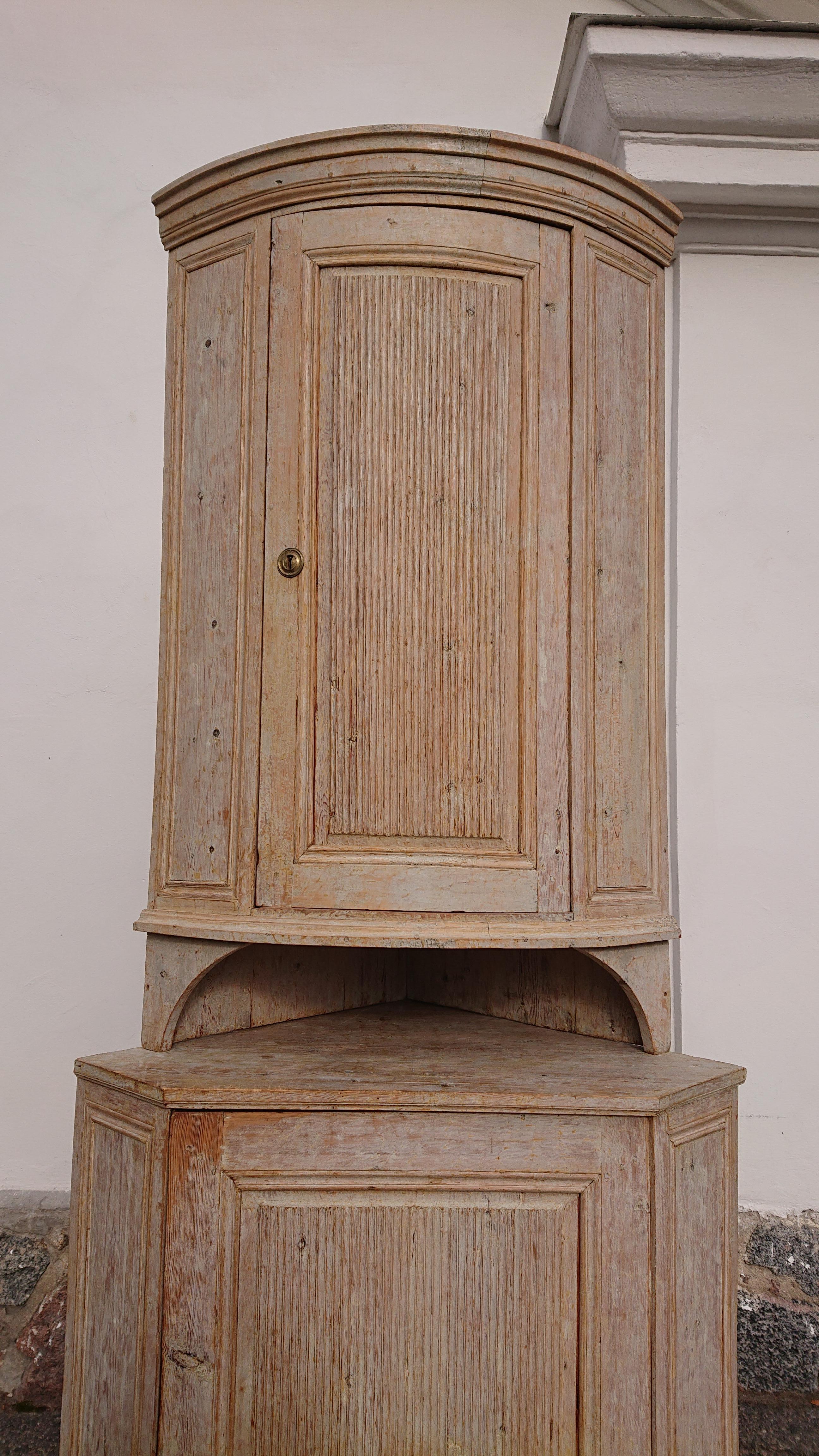 Hand-Crafted 19th Century Swedish Gustavian Corner Cabinet For Sale