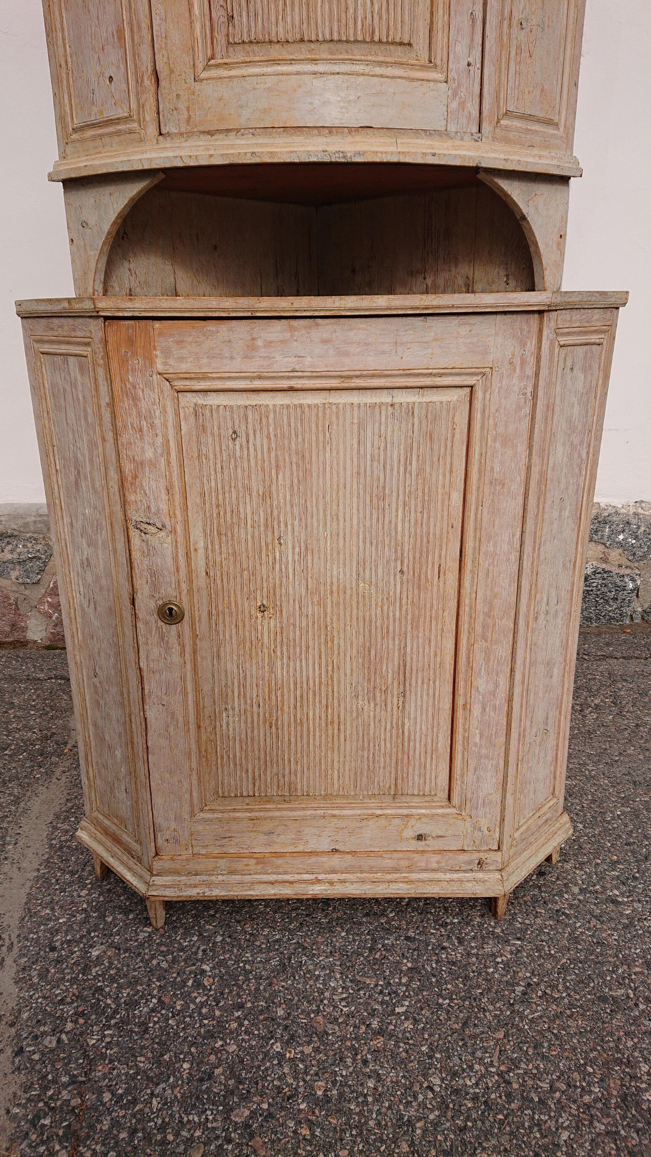 19th Century Swedish Gustavian Corner Cabinet In Good Condition For Sale In Boden, SE