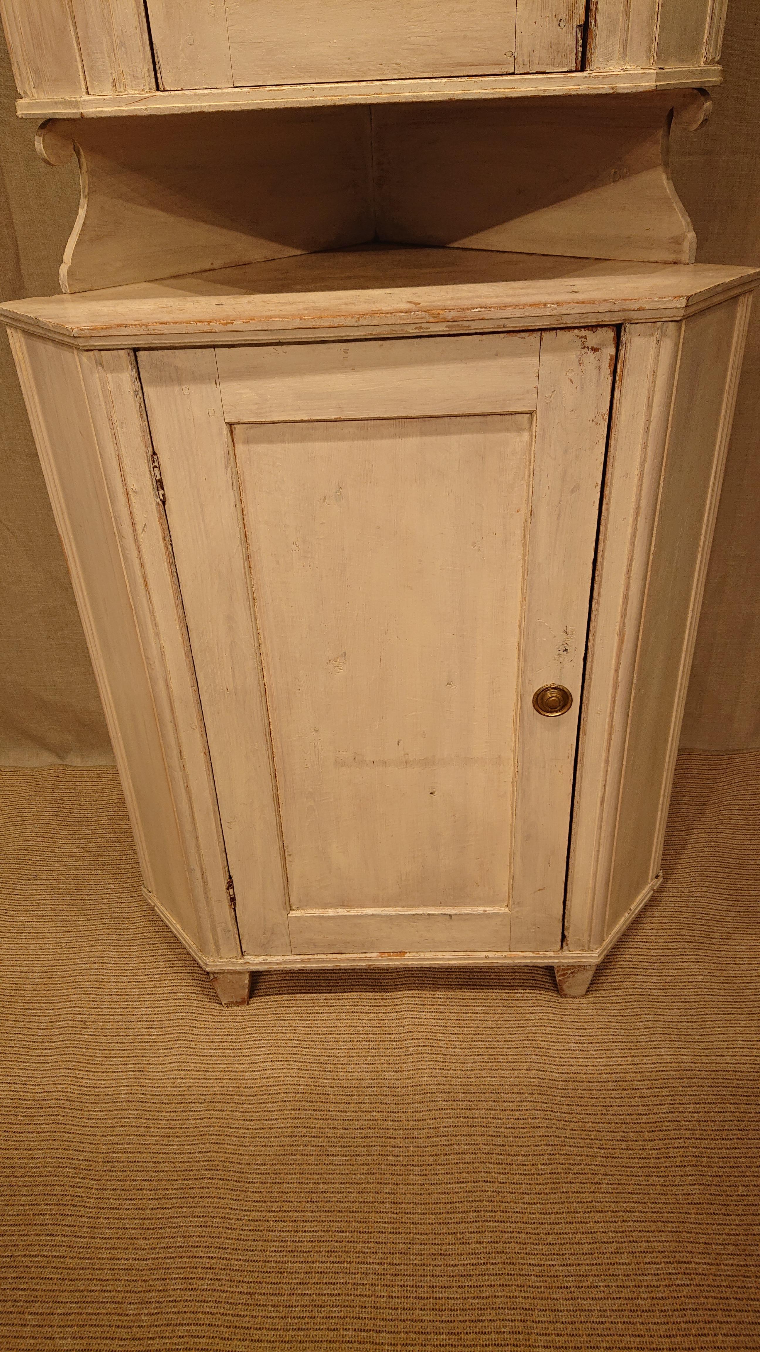 Hand-Carved 19th Century Swedish Gustavian Corner Cabinet with Original Paint For Sale