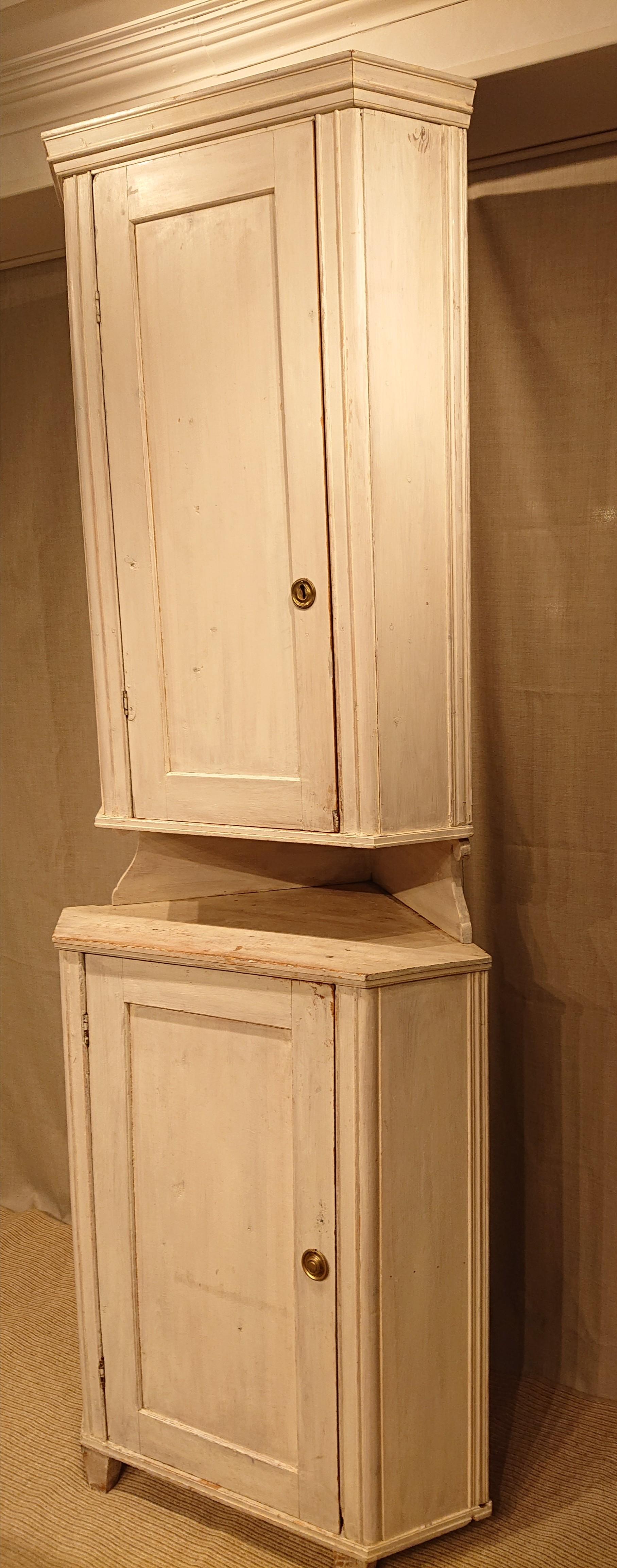 Pine 19th Century Swedish Gustavian Corner Cabinet with Original Paint For Sale