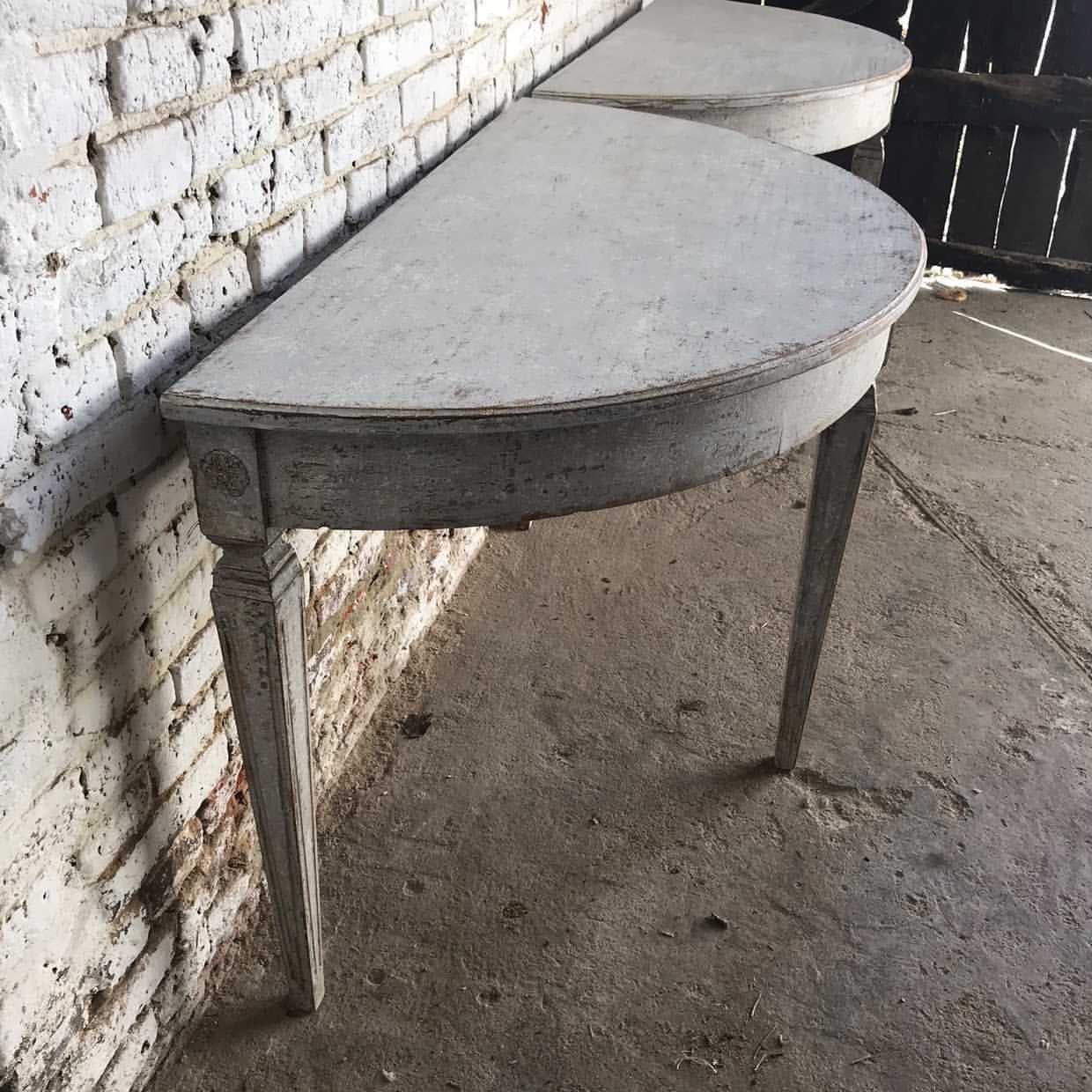 Schwedischer Gustavianischer Demilunes- oder Mitteltisch des 19. Jahrhunderts im Zustand „Gut“ im Angebot in San Angelo, TX