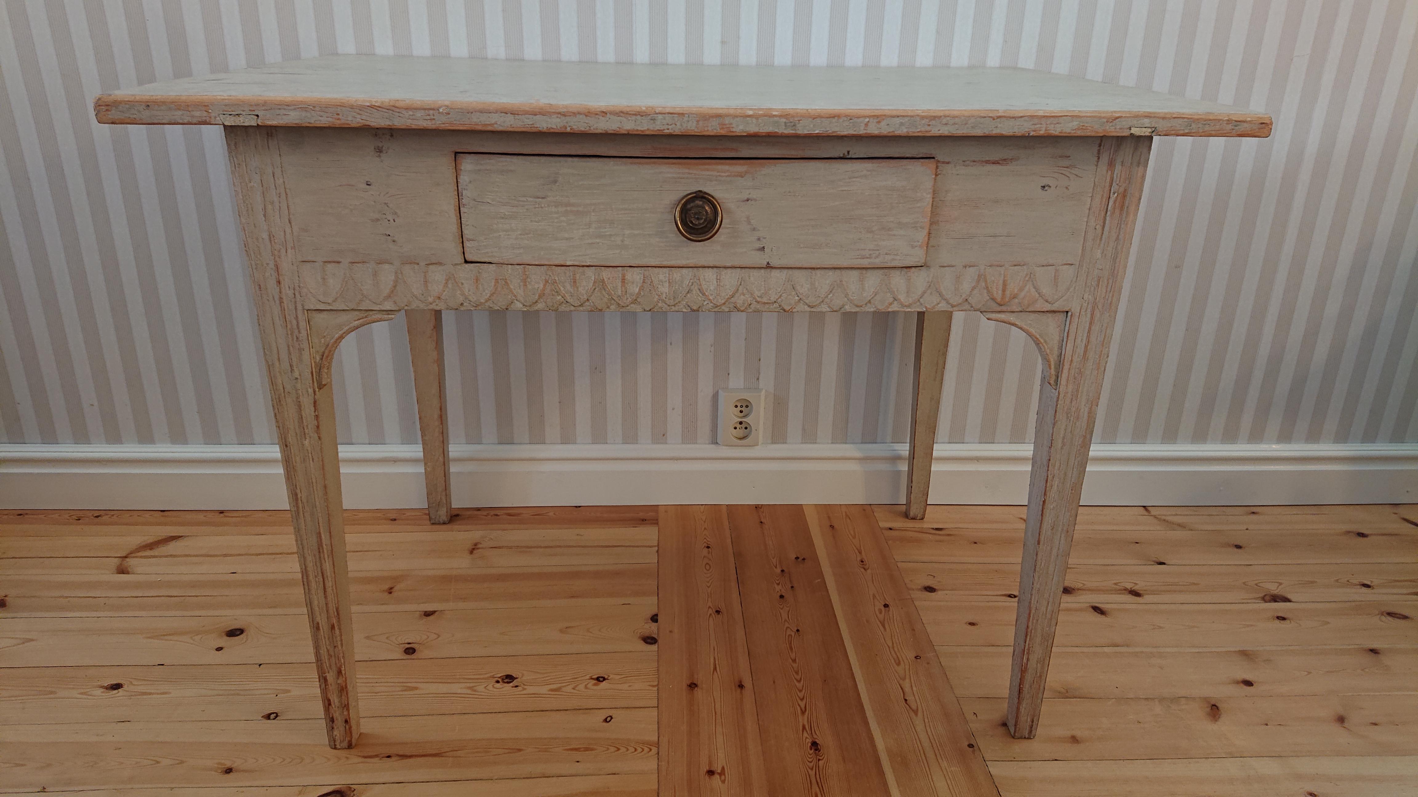 19th century Swedish gustavian desk from Umea Vasterbotten, Northern Sweden
Beautiful leaves around the table carved by hand, hence nice to have freestanding.
Drawer with original hardware.
Carefully scraped by hand to its original color.
Small