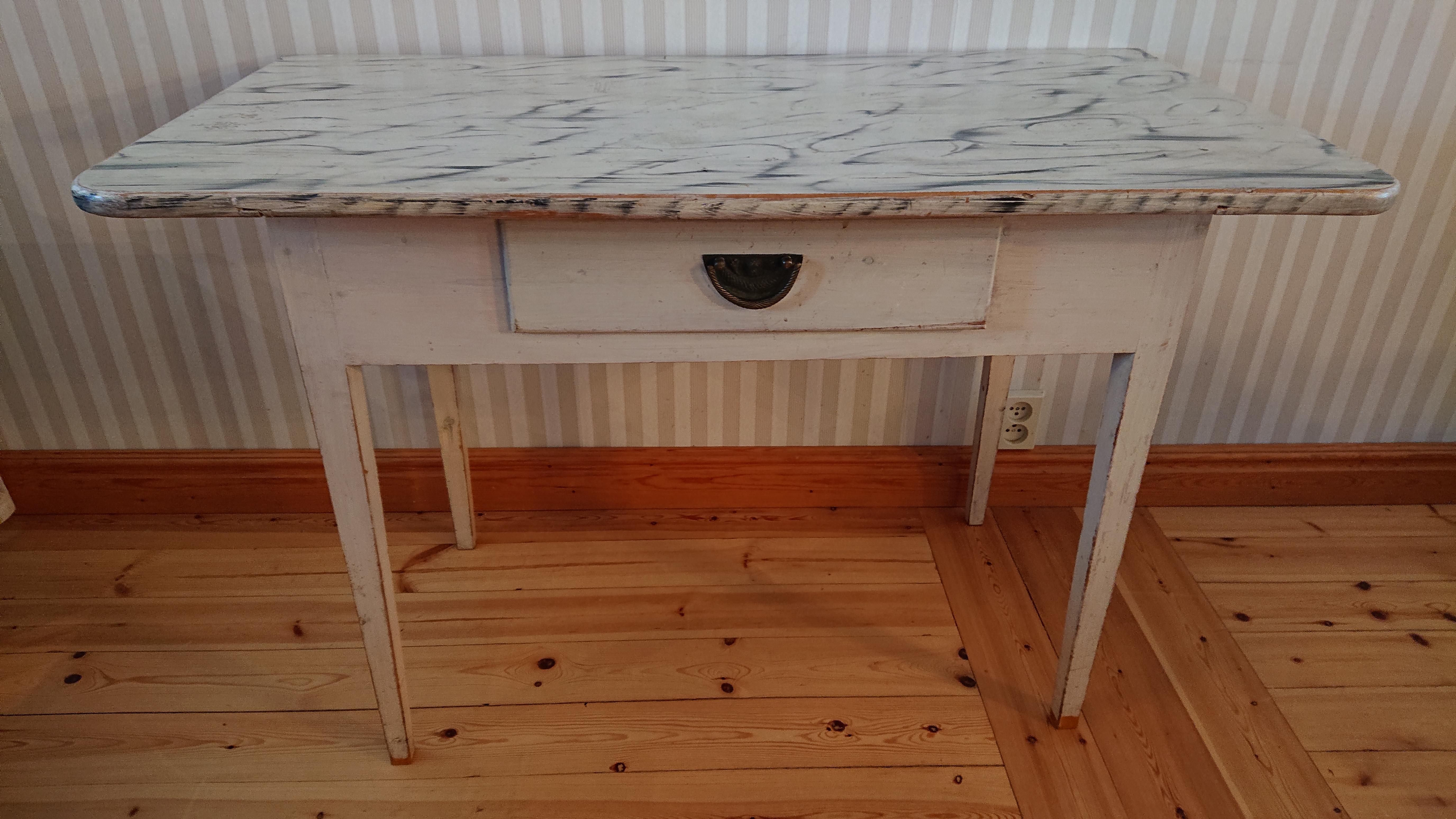 19th Century Swedish desk from Skelleftea Vasterbotten, Northern Sweden.
Untouched originalpaint with fantastic Marble paint on table top.
Made in painted Pine.
 