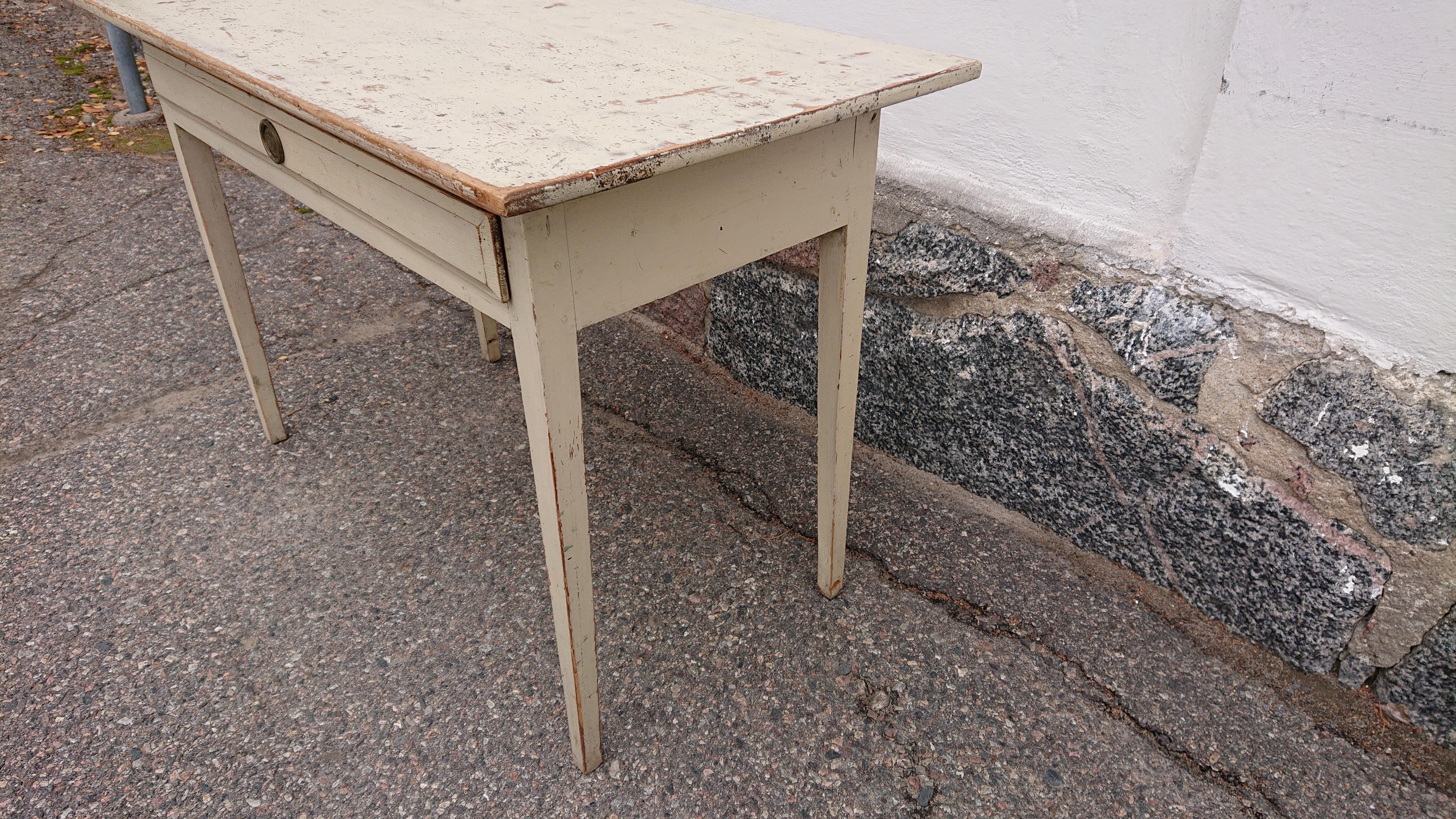 schwedischer Gustavianischer Schreibtisch aus dem 19. Jahrhundert aus Lulea Norrbotten, Nordschweden.
Ein schöner Schreibtisch mit schöner Requisite und gutem Zustand.
Unberührter Sockel, die Oberseite ist abgeschabt und bis zur Originalfarbe