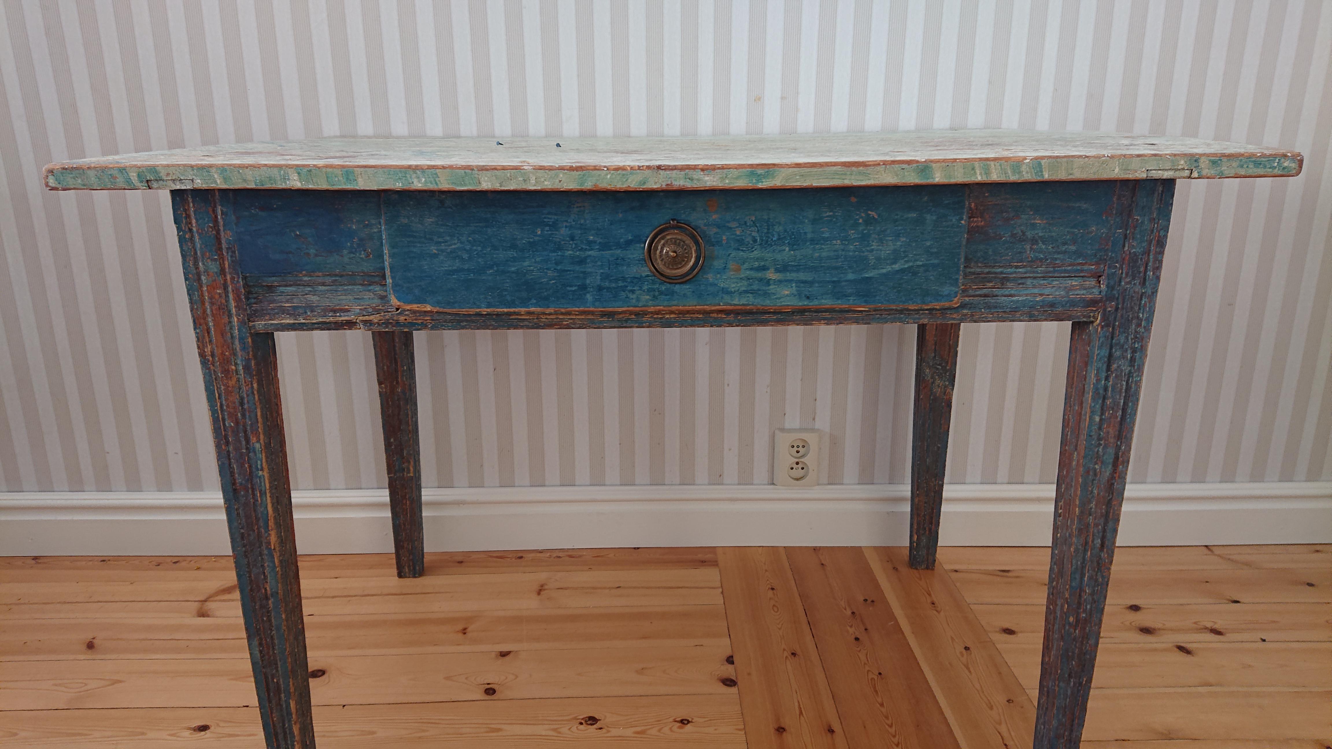 19th century Swedish Gustavian desk from Umeå Västerbotten, Northern Sweden.
Nice Gustavian Desk scraped to its original paint.
The table has a lovely blue color.
Reeded legs.
Marble paint on the top.
Hardware original to the piece.
Stable in