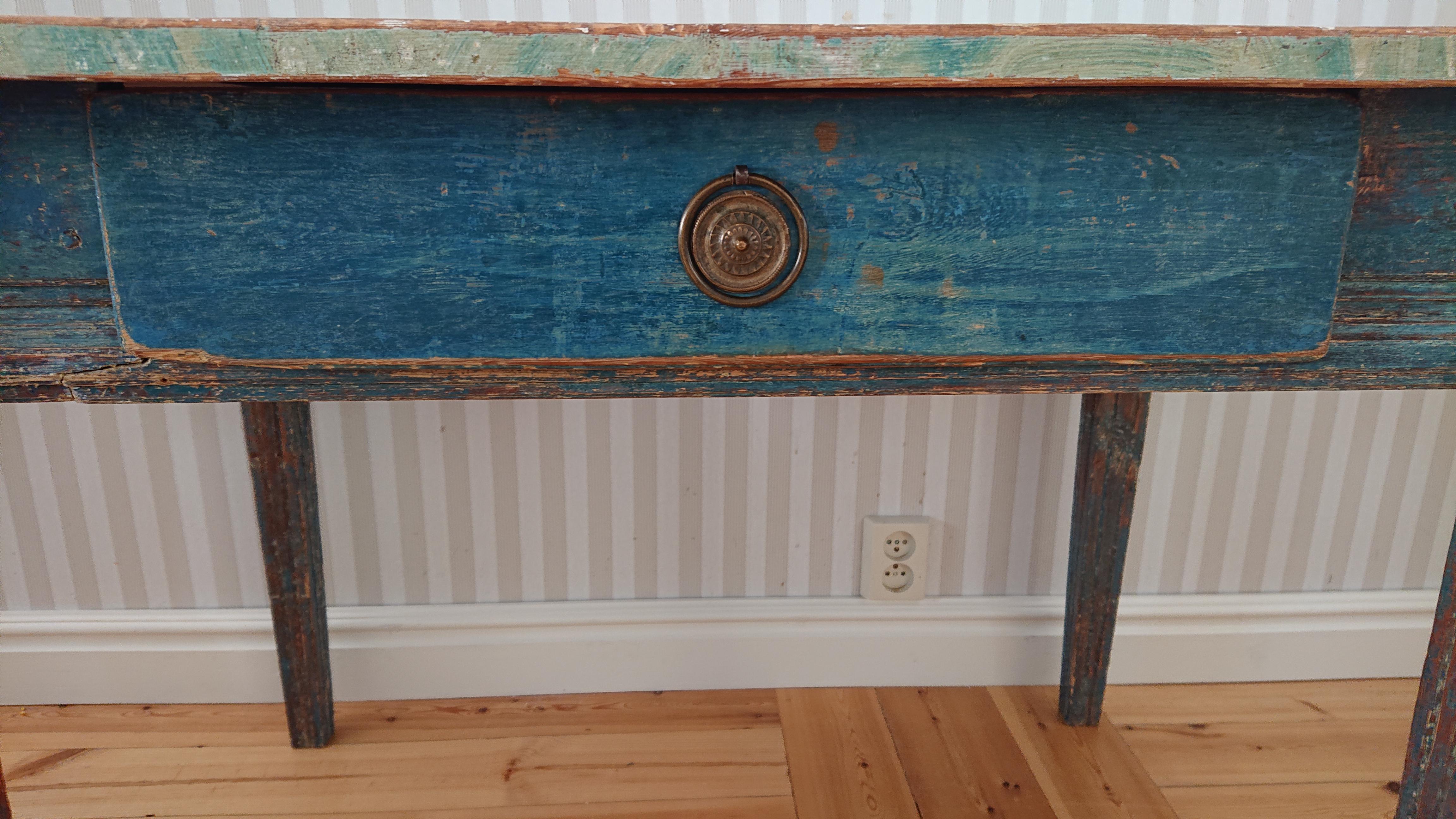 Hand-Carved 19th Century Swedish Gustavian Desk with Original Paint For Sale