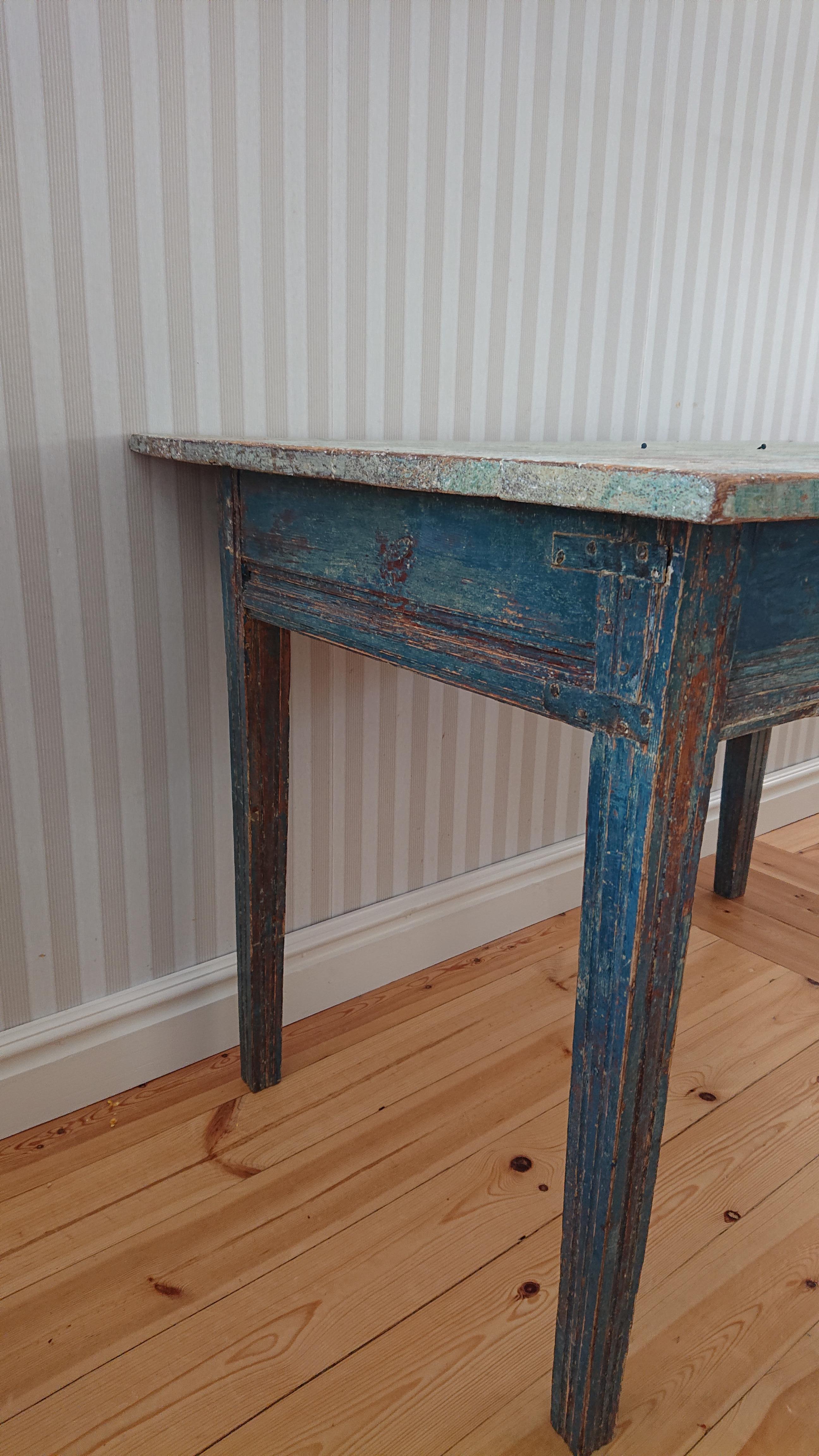 19th Century Swedish Gustavian Desk with Original Paint For Sale 1