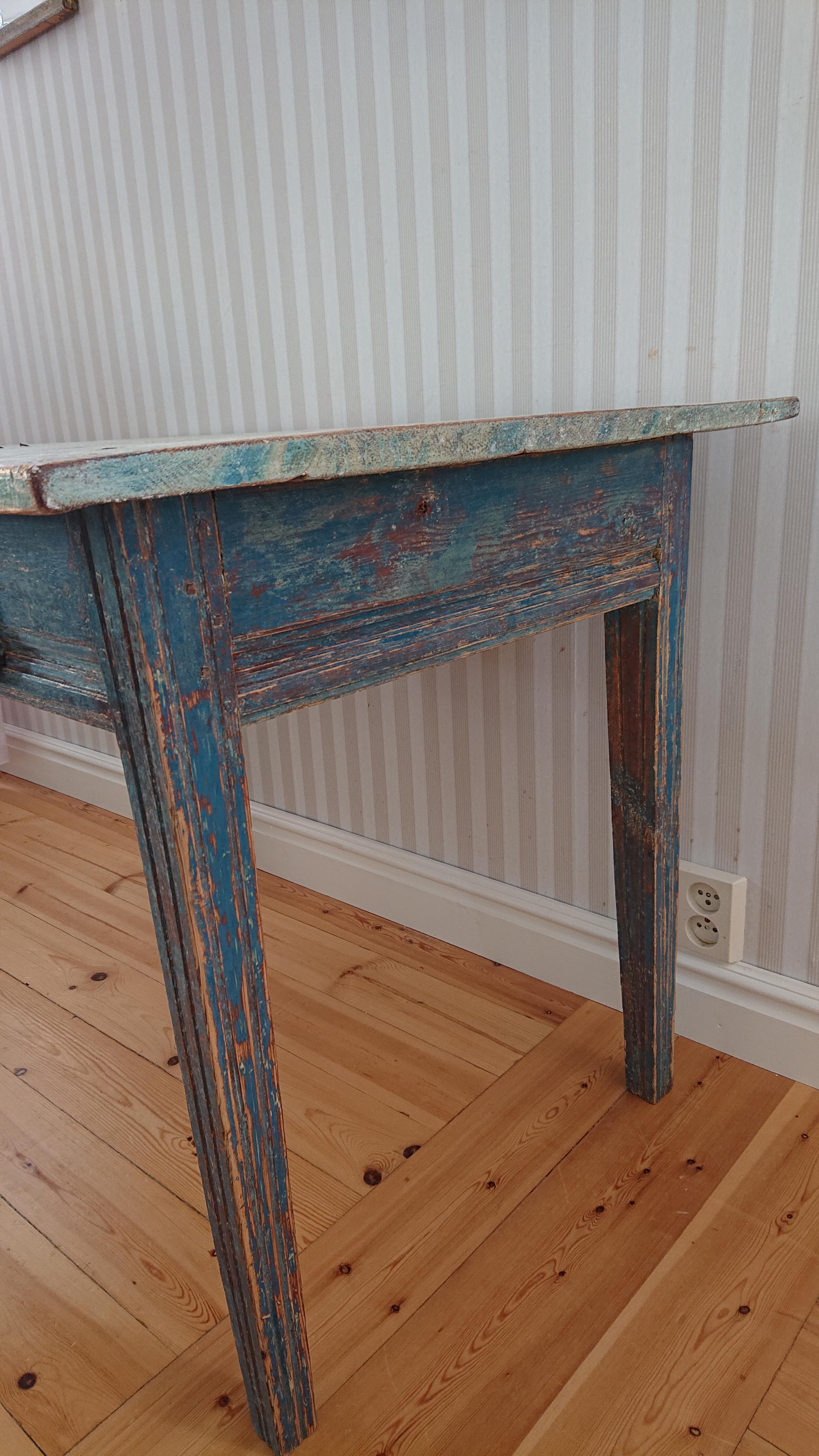 19th Century Swedish Gustavian Desk with Original Paint For Sale 3