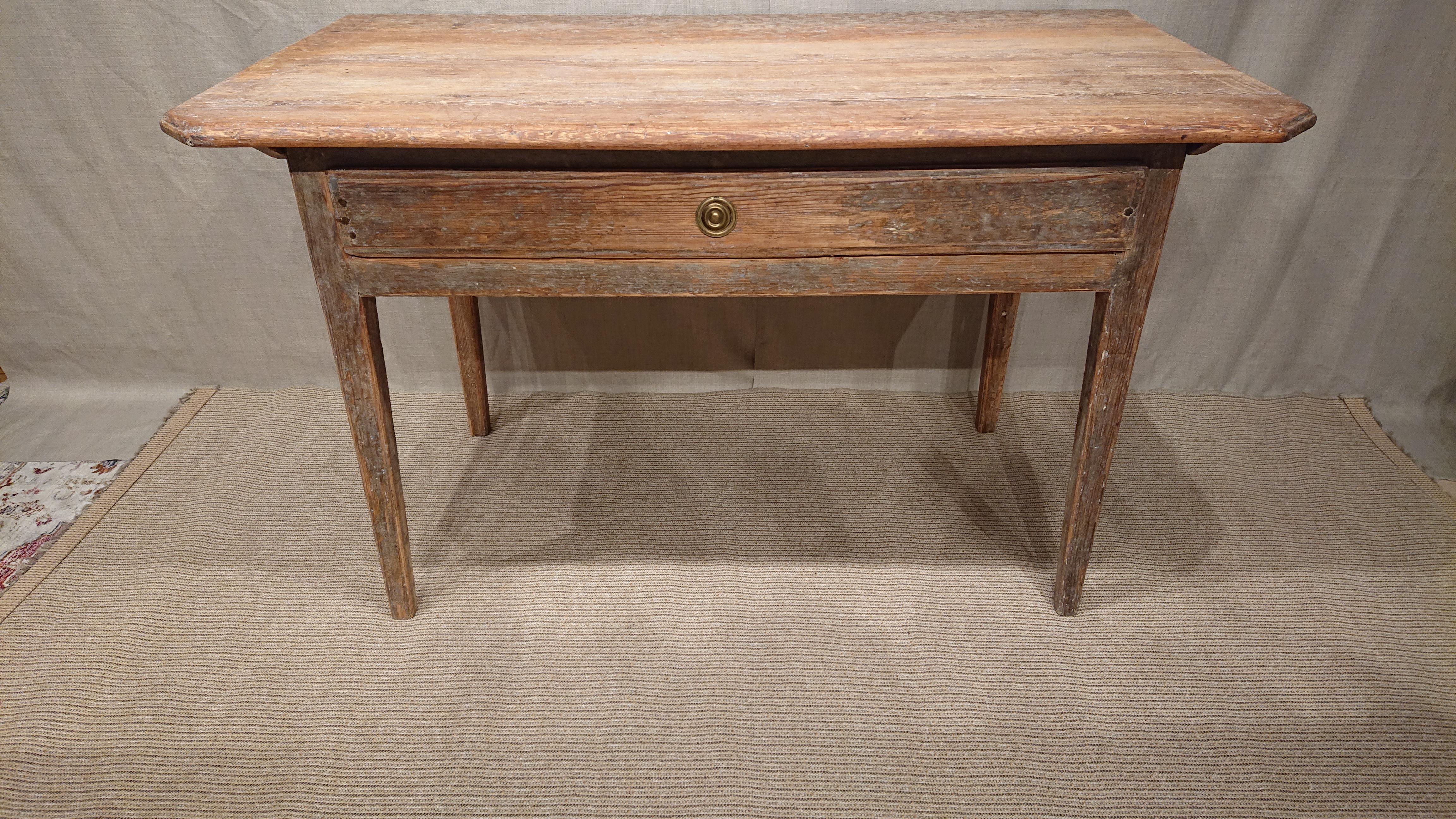 19th century Swedish Gustavian desk from Umea Vasterbotten, Northern Sweden.
Nice Gustavian desk scraped to its originalpaint.
Reeded sides.
Trace of Turtle pattern paint on the top.
Drawer bottom renovated in the early 1900s.
The drawer is